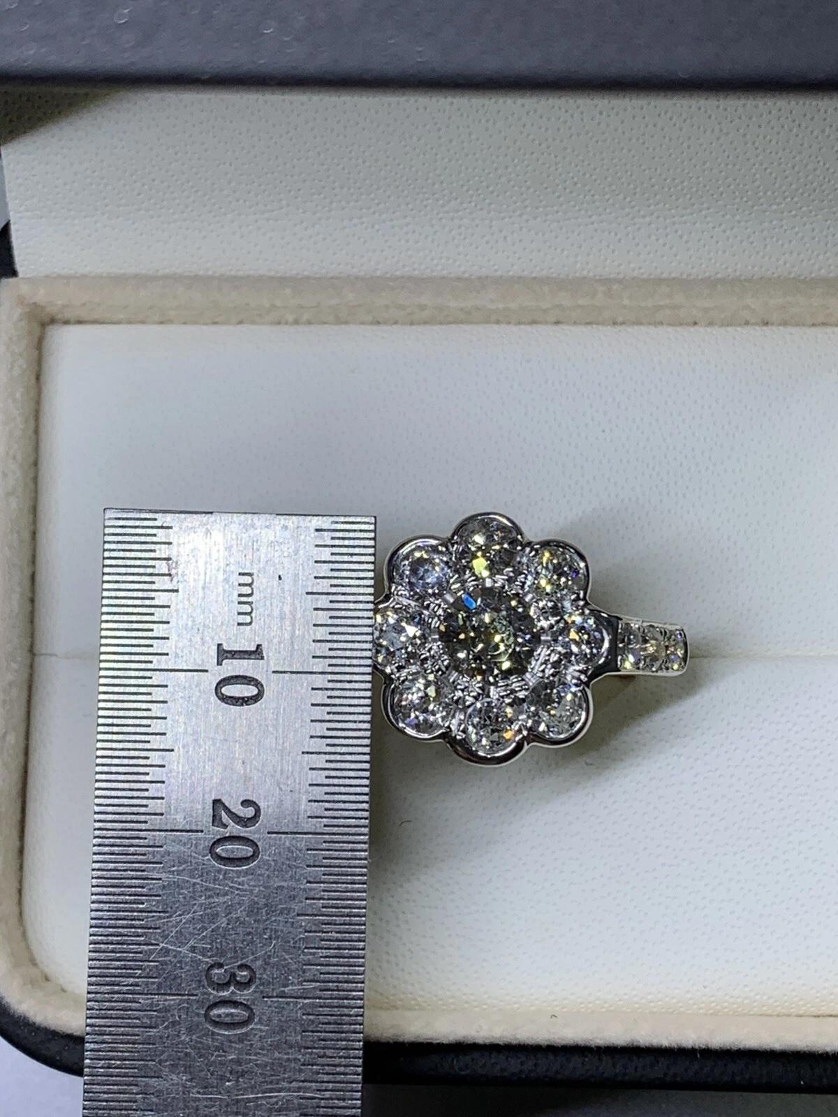 Anello di fidanzamento antico con cluster di diamanti taglio antico in oro giallo In condizioni Nuovo in vendita a London, GB