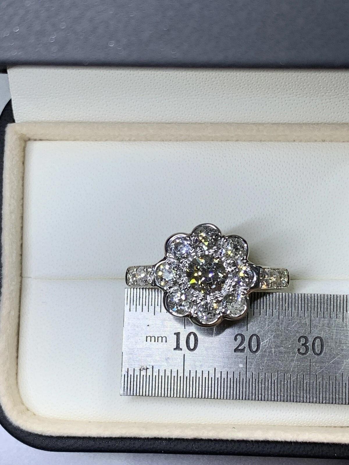 da uomo o donna Anello di fidanzamento antico con cluster di diamanti taglio antico in oro giallo in vendita