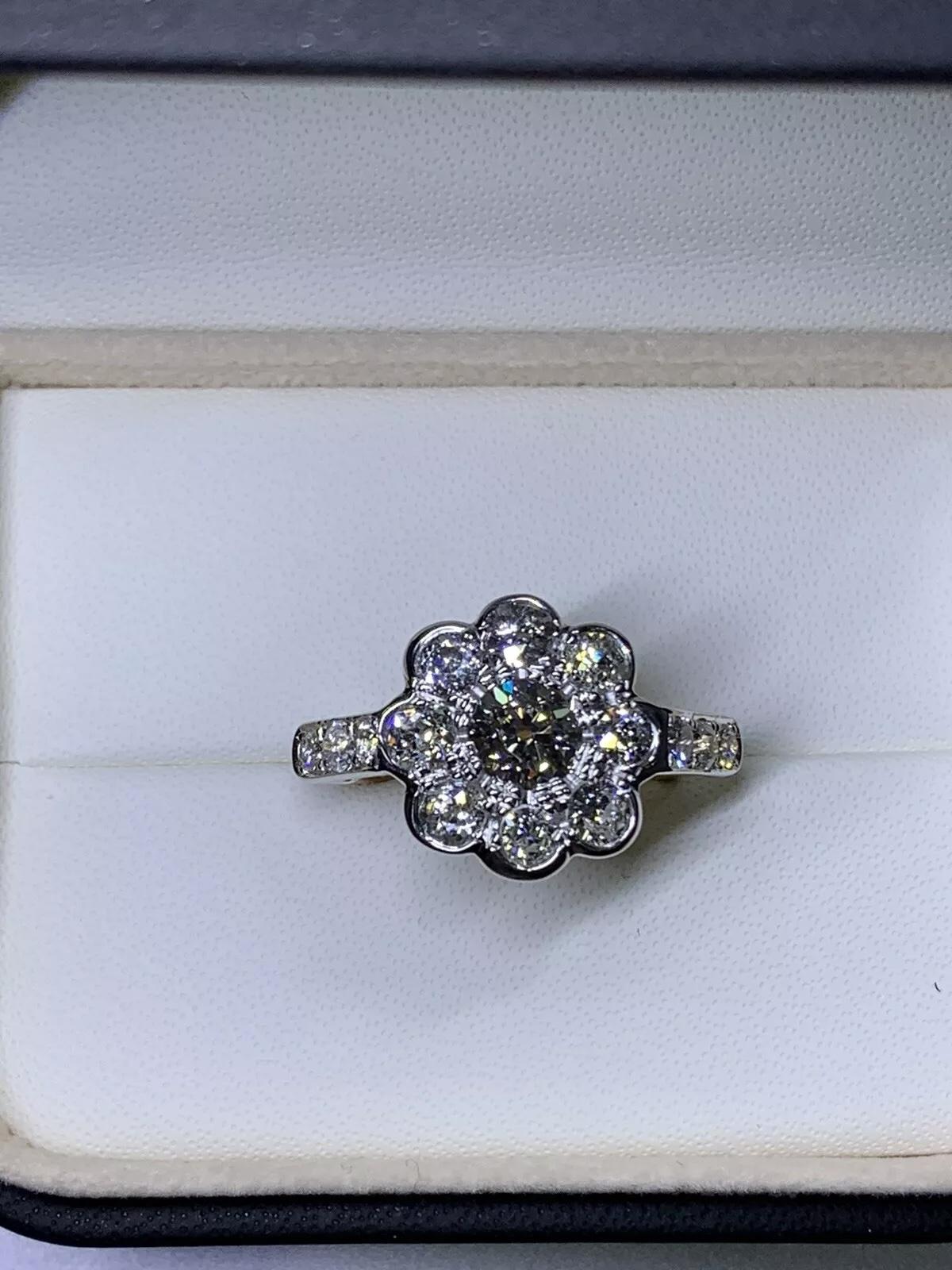 Anello di fidanzamento antico con cluster di diamanti taglio antico in oro giallo in vendita 1