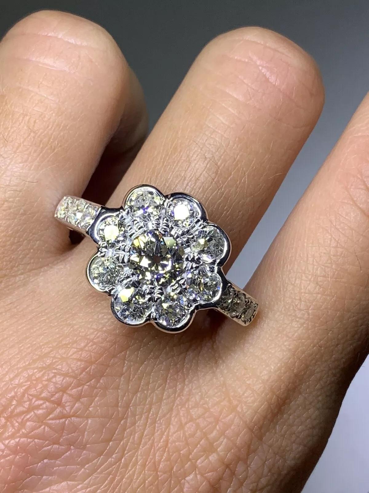 Anello di fidanzamento antico con cluster di diamanti taglio antico in oro giallo in vendita 2