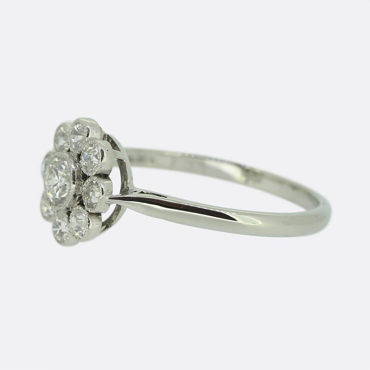 Hier haben wir einen wunderschönen Platin-Diamant-Cluster-Ring. Im Mittelpunkt des Rings steht ein einzelner runder, facettierter Altschliff-Diamant, der von 8 weiteren, passenden, strahlend weißen Altschliff-Diamanten umgeben ist.

Zustand: