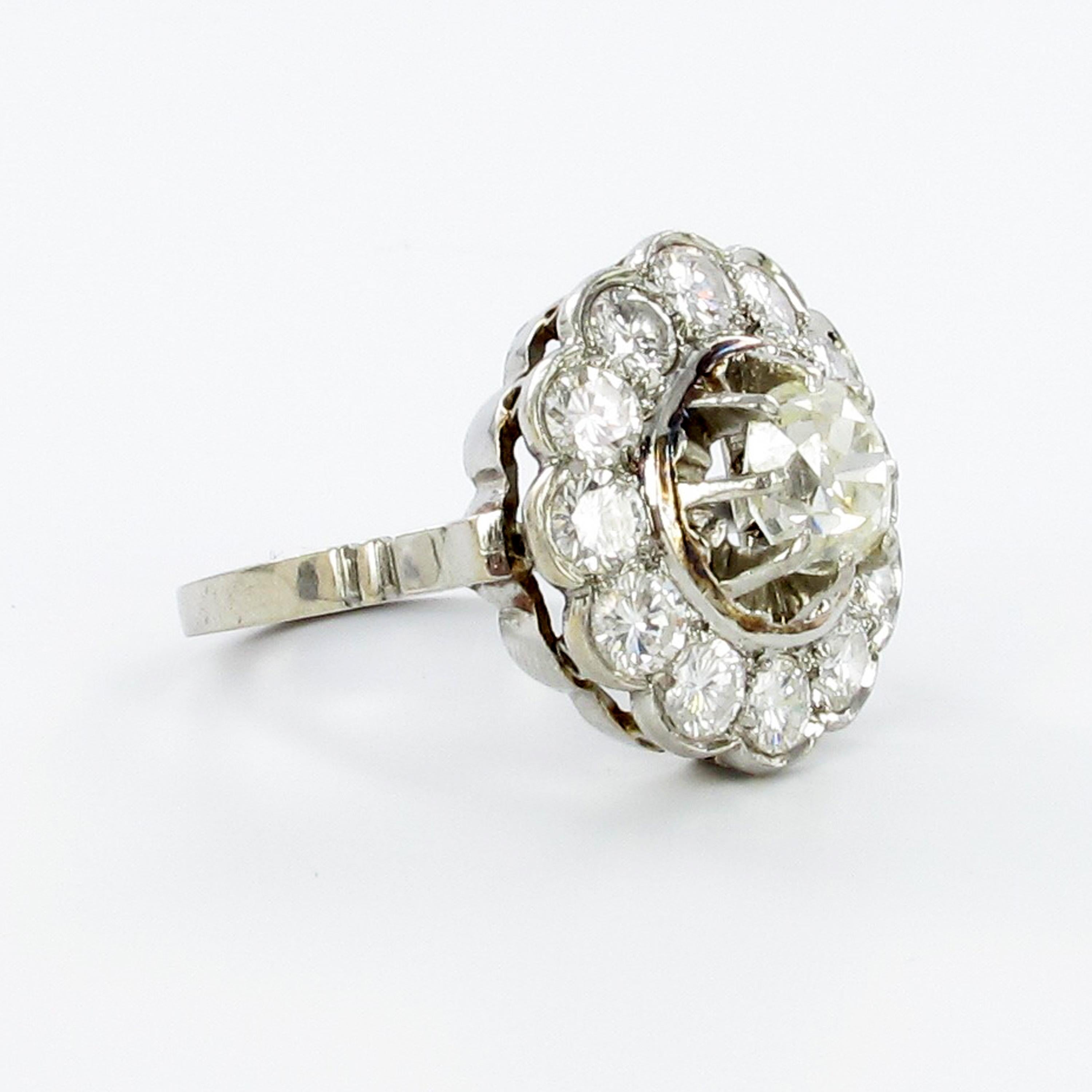 Old Cut Diamond Cluster Ring in Platinum In Good Condition In Lucerne, CH