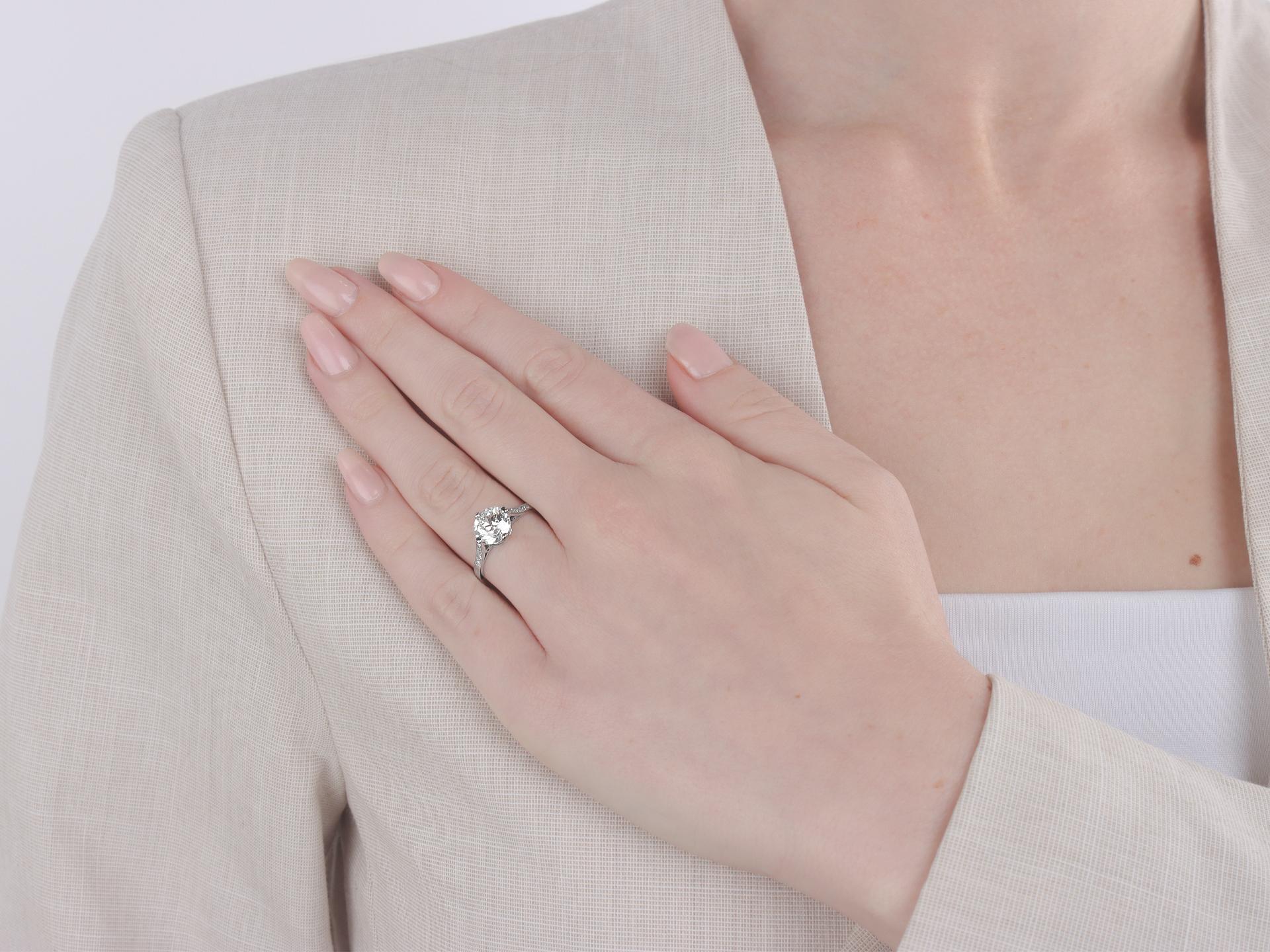 Taille vieille Europe Bague solitaire flanquée de diamants de taille ancienne, vers 1915. en vente