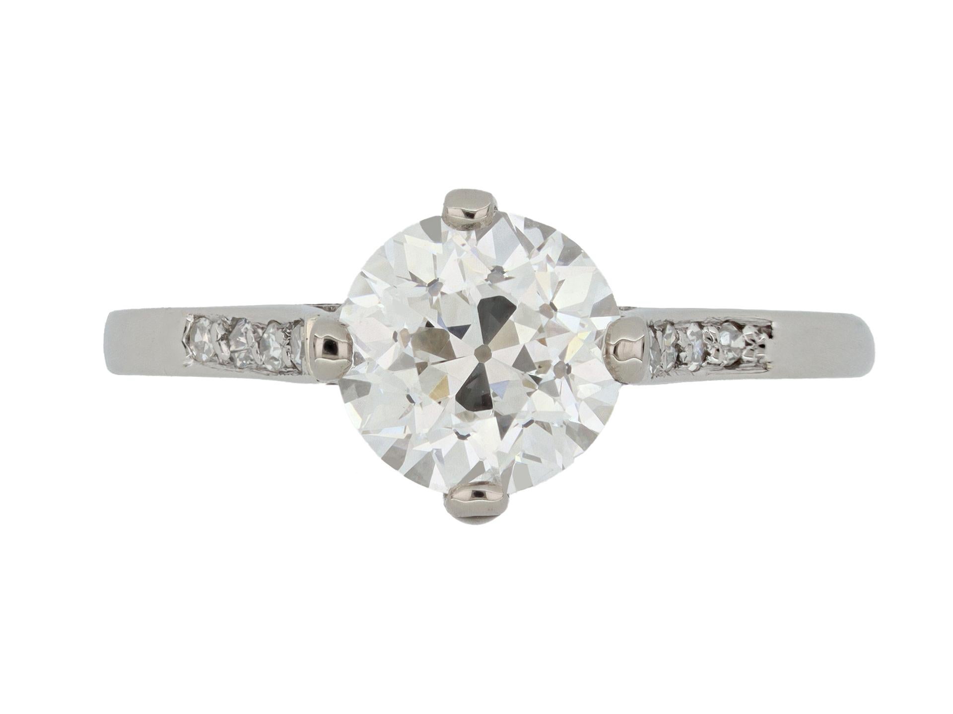 Bague solitaire flanquée de diamants de taille ancienne, vers 1915. Bon état - En vente à London, GB