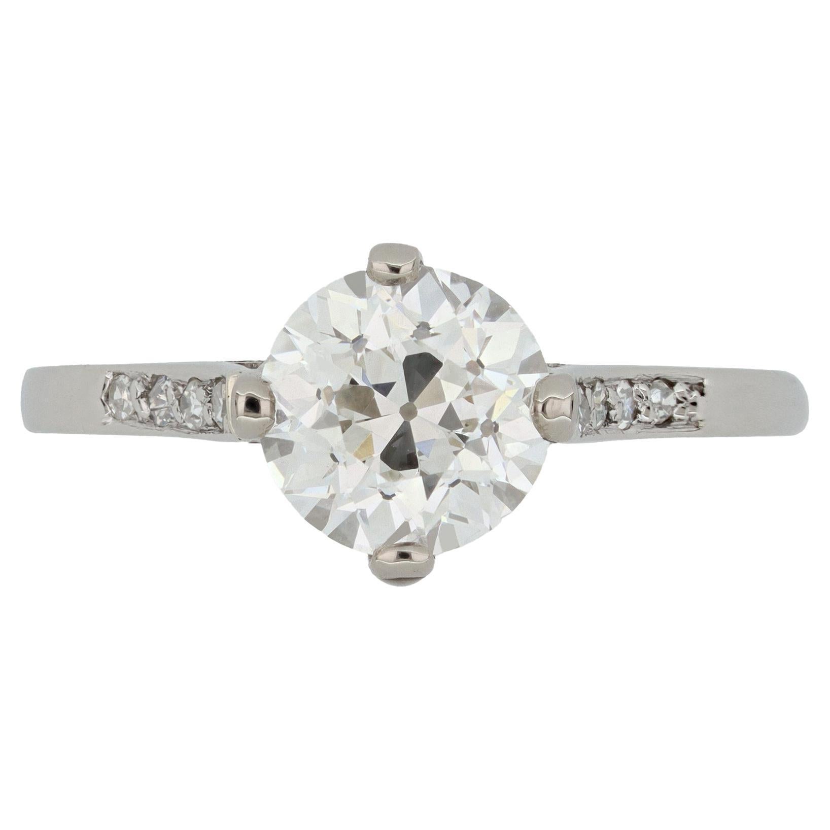 Bague solitaire flanquée de diamants de taille ancienne, vers 1915. en vente