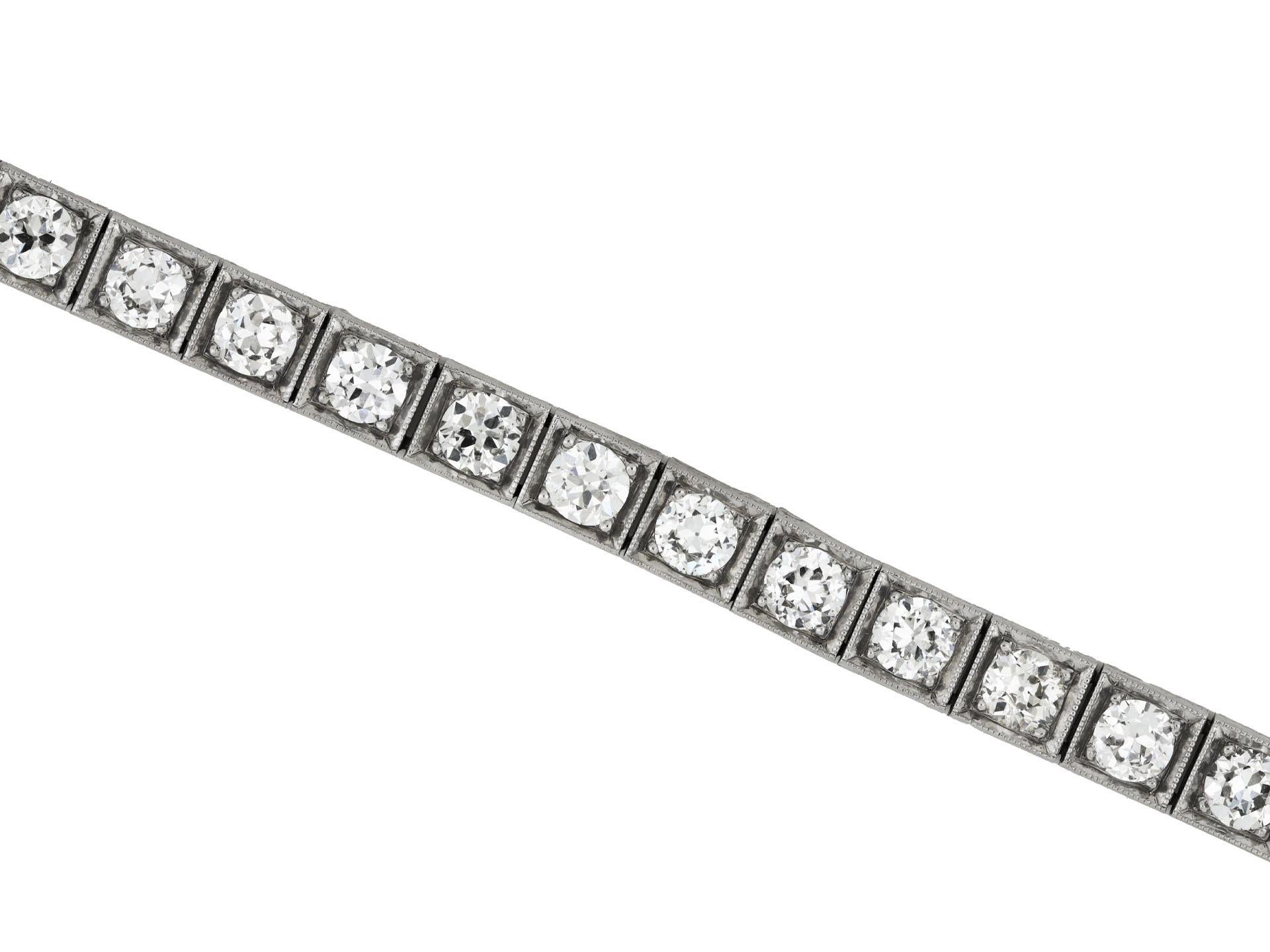 Diamantarmband mit altem Schliff. Besetzt mit fünfunddreißig runden Diamanten im Altschliff in offener Fassung mit einem Gesamtgewicht von ca. 7,00 Karat, an einem wunderschön gegliederten Armband mit Millegrain-Rändern, einer dekorativ gravierten