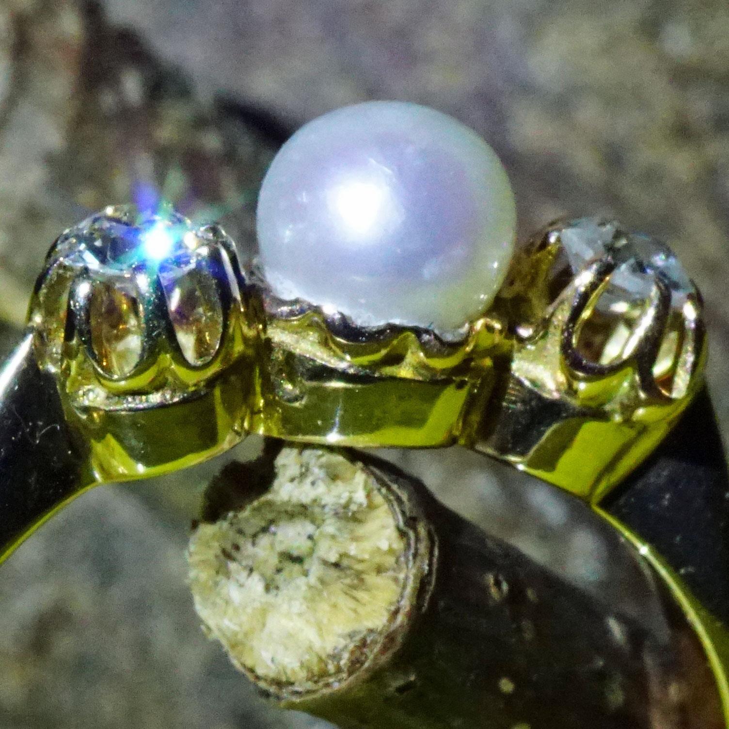 zeitlos schöner Perlenring mit zwei feinen Diamanten im alten europäischen Schliff von insgesamt ca. 0,20 ct, W/SI-P1, 3 mm Durchmesser, große Brillanz, eine weiße Zuchtperle von 5 mm Durchmesser, massives Ringband, ca. 3 Gramm schwer, ca. 14 x 5 x