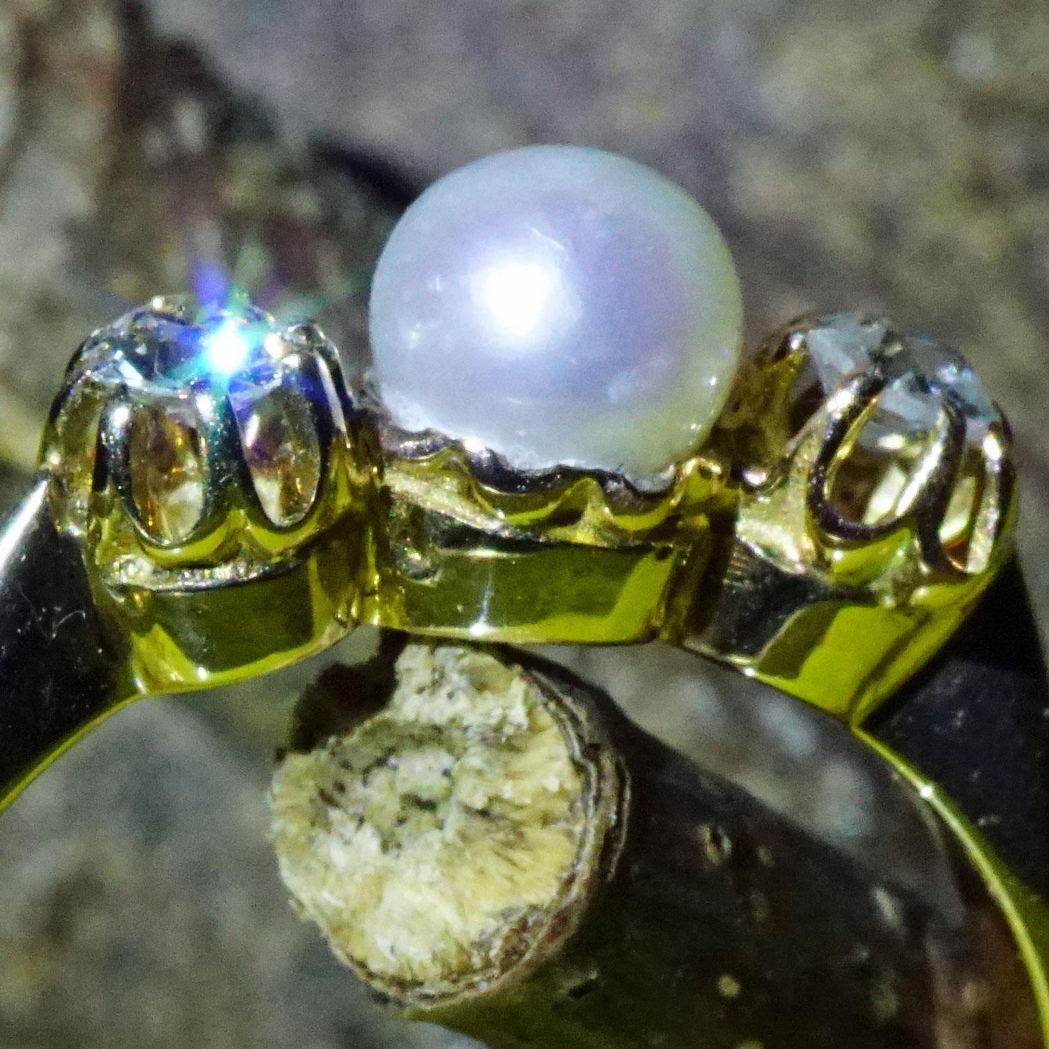 intemporal y hermoso el anillo de perlas con dos finos diamantes talla europea antigua total aprox. 0,20 ct, W/SI-P1, 3 mm de diámetro, gran brillo, una perla cultivada blanca de 5 mm de diámetro, banda de anillo maciza, aprox. 3 gramos de peso,
