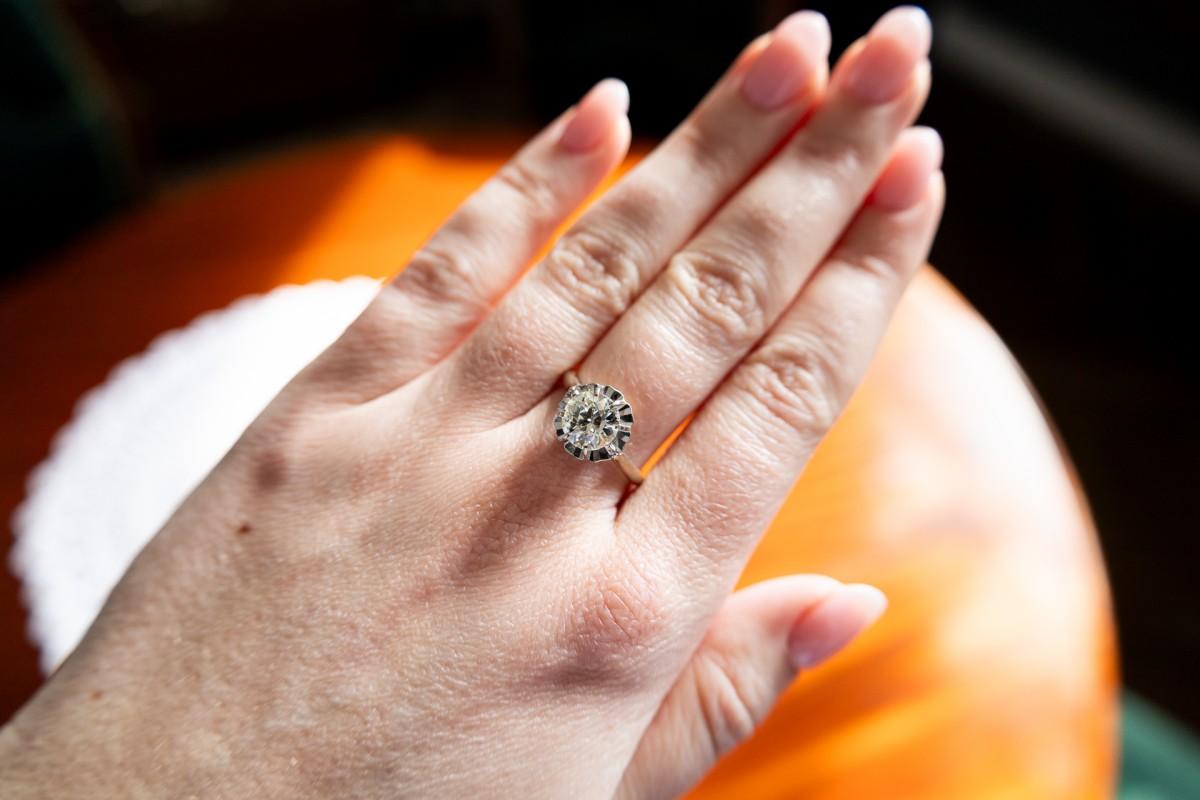 An old ring made of 0.750 white gold.

The main decorative element is an impressive 