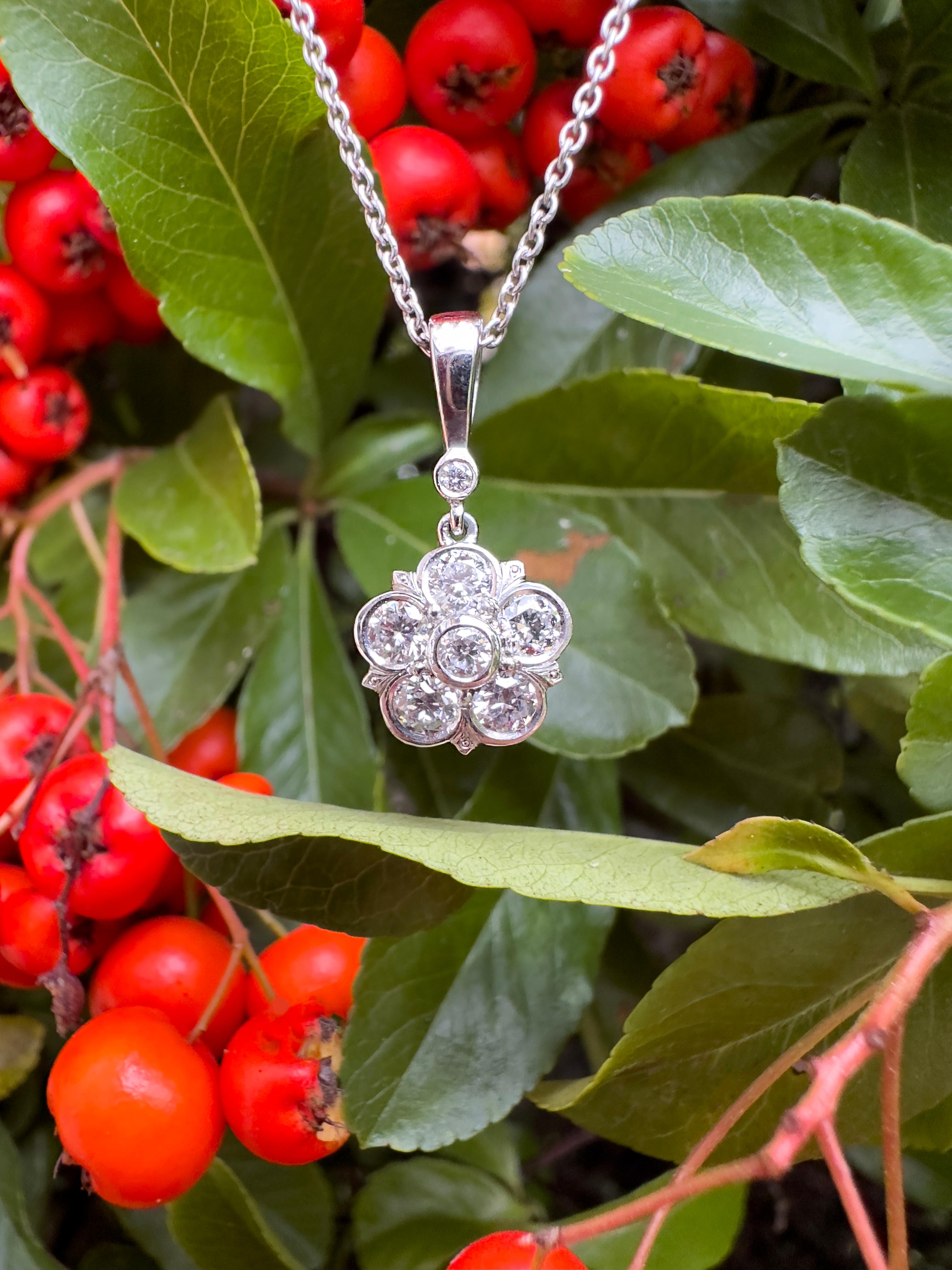Taille vieille Europe Collier pendentif à fleurs roses en platine avec diamant taille ancienne en vente