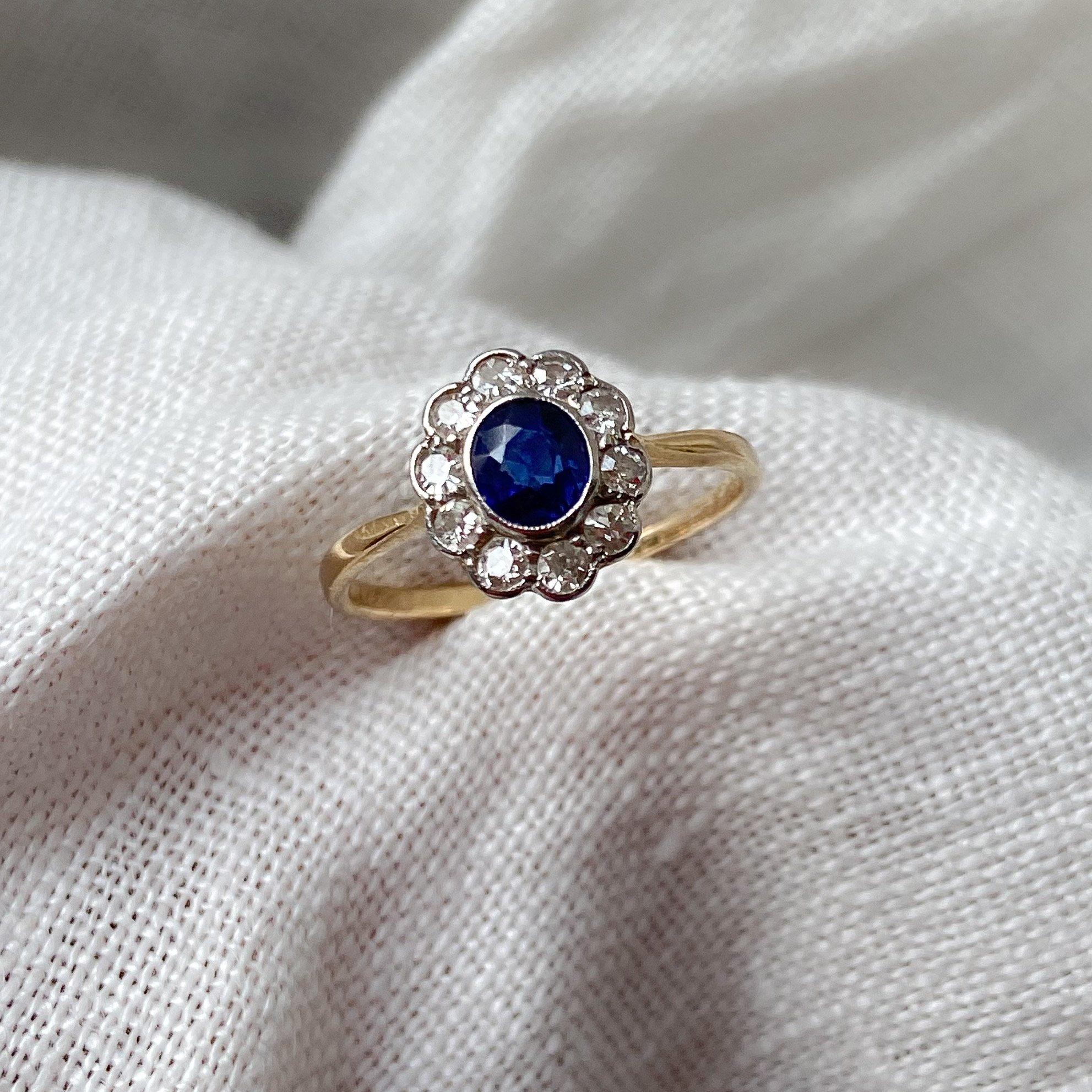 Original Art Deco Saphir & Diamant Halo Ring

Massiv 18ct Gold & Platin (gestempelt)

Hergestellt in den 1920-30er Jahren

5x4mm ovaler blauer Saphir (ca. 0,35ct)

Super tief an den Finger gesetzt

10x 2mm Diamanten im 8er-Schliff (ca. 0,30ct)

Ring