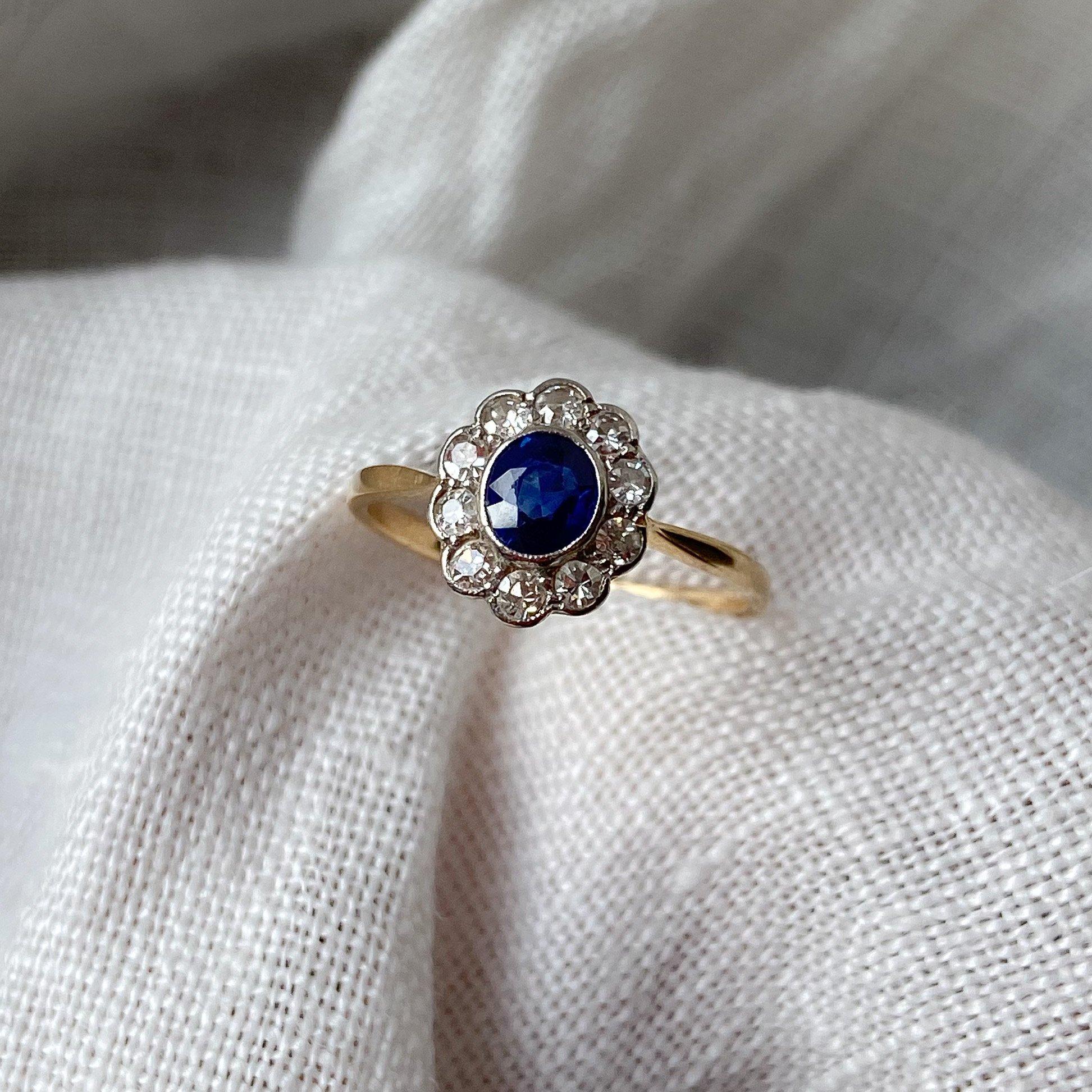 Original Art Deco Halo-Ring aus 18 Karat Gold und Platin mit Diamanten im Altschliff und Saphiren im Altschliff (Ovalschliff) im Angebot