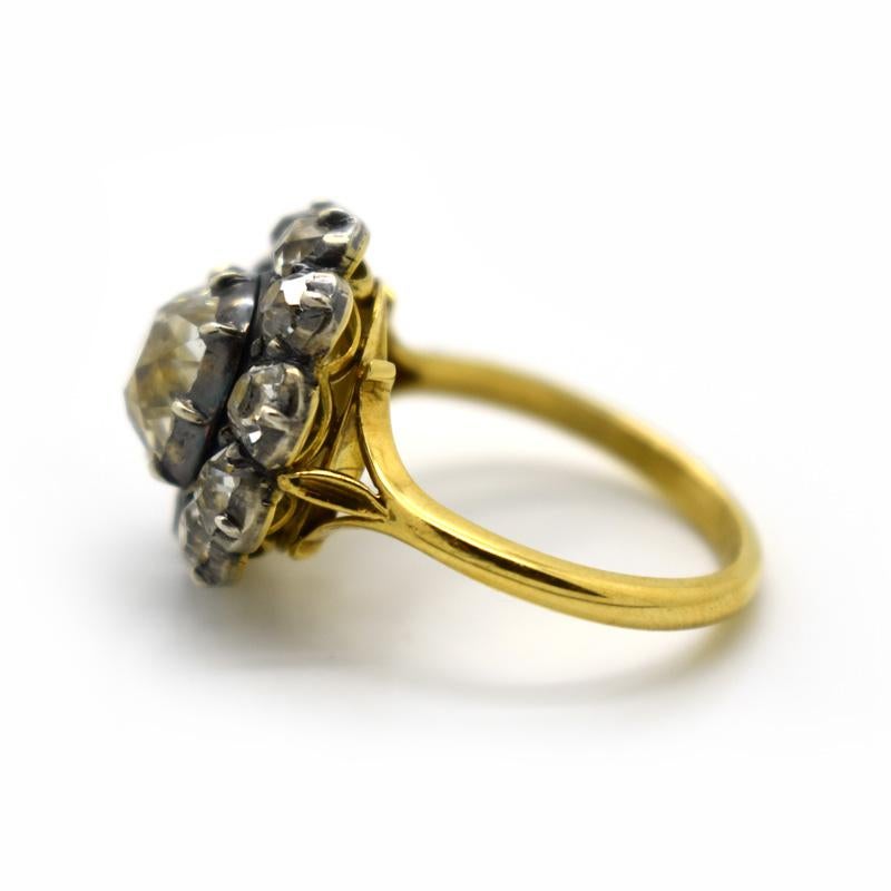An Altschliff-Diamanten-Cluster-Ring, besetzt mit einem 2,44ct, Farbe K, Reinheit SI2, Altschliff-Diamanten im Minenschliff, mit einem umgebenden Cluster von zehn Altschliff-Diamanten, mit einem Gesamtgewicht von 1,87ct, in Silber, geschliffenen