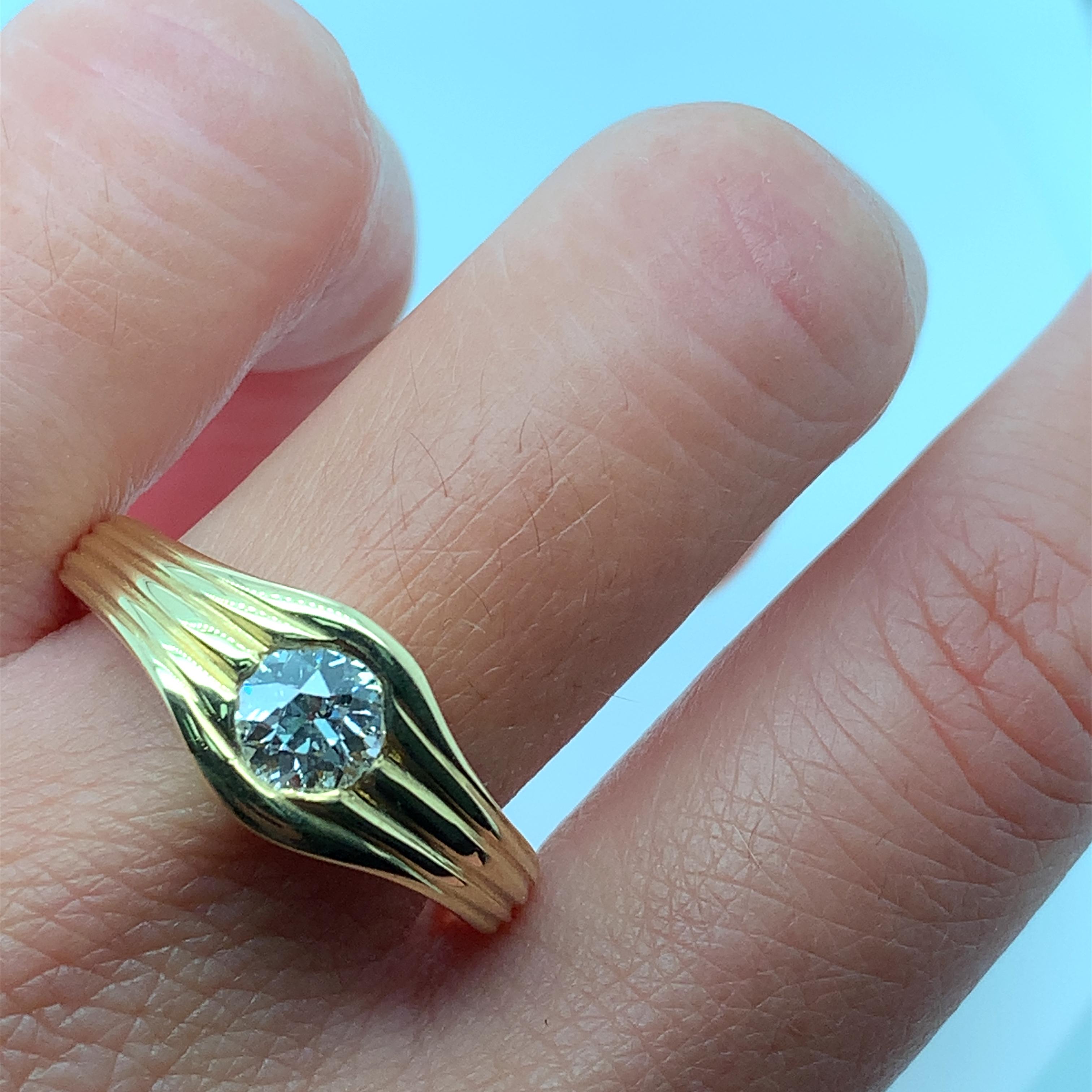 Este anillo de compromiso antiguo presenta un impresionante diamante de talla antigua certificado de 0,64 ct engastado en estilo solitario con un hermoso diamante de color esmeralda como piedra principal. Diamante 0,64ct talla redonda H SI2, peso