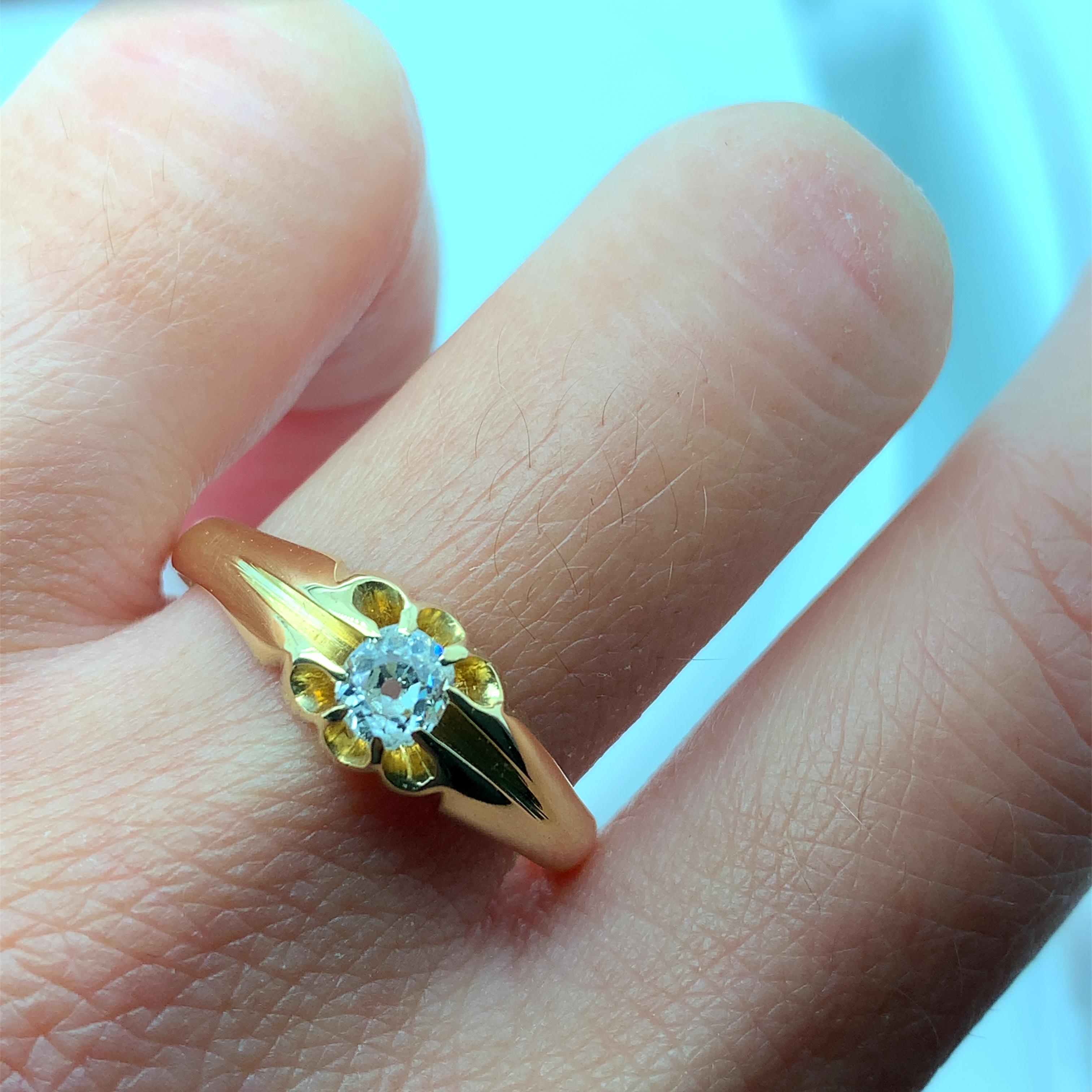 Anillo de compromiso de estilo antiguo con diamante redondo talla antigua de 0,40 ct en oro amarillo de 18 ct.
Peso total del diamante 0,40ct Diamante talla antigua color F claridad VS1
Anillo de compromiso antiguo solitario brillante redondo banda