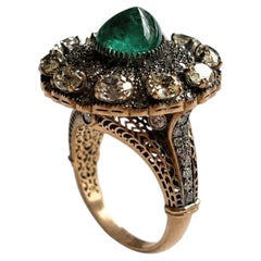 Anillo de diamantes talla antigua y cabujón de esmeralda en oro de 18 quilates