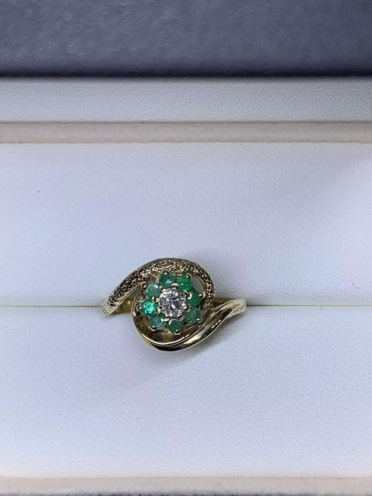 Old cut diamonds and green emerald antique engagement ring in 9ct yellow gold.
Hallmarked
The ring can be resized
Diamond total weight 0.25ct G colour VS2 clarity
Emerald green colour total weight 0.30ct
Box and valuation included.

This antique