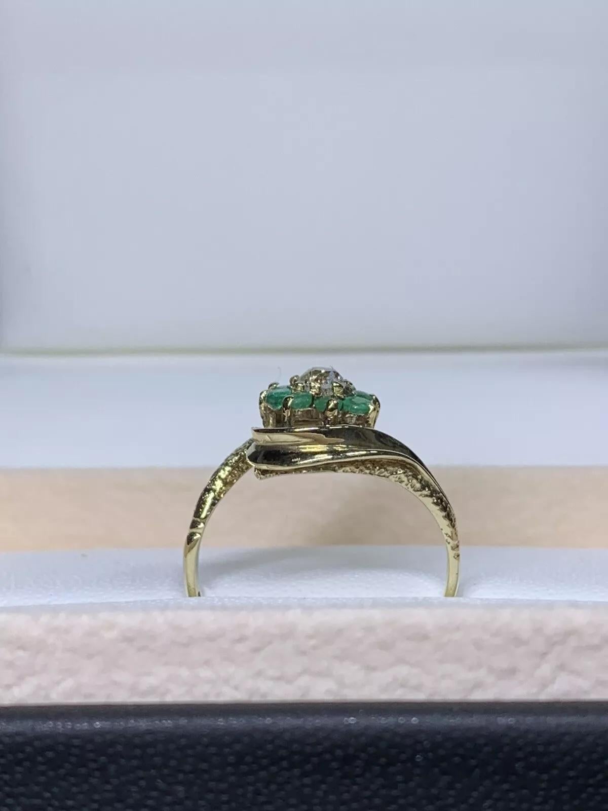 Old cut diamonds and green emerald antique engagement ring in 9ct yellow gold. In New Condition For Sale In London, GB
