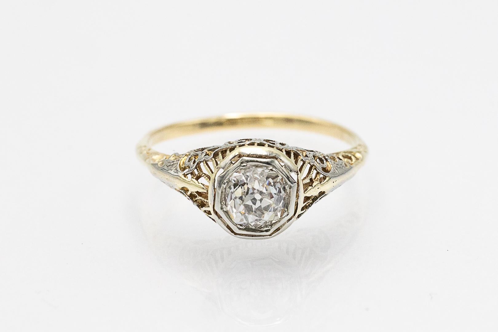 Antique gold solitaire ring with a diamond of approx. 0.75ct in a beautiful chiseled setting.

Ring made of 18-karat gold (approx. 0.750 fineness) decorated with an impressive diamond in an 