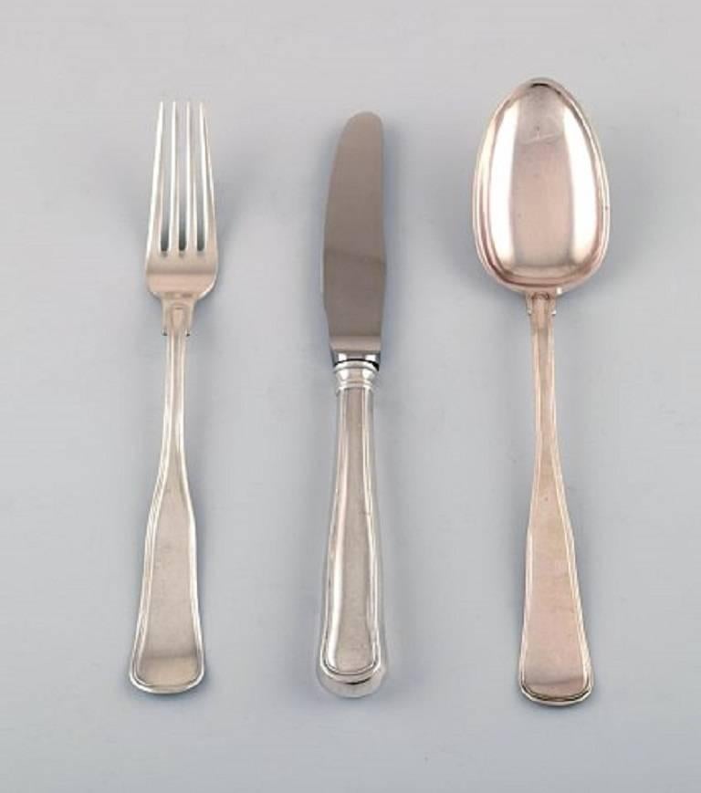 Old Danish dinner silver cutlery for six people.
A total of 18 pieces 1920s.
The set consists of six spoons, six forks, six knives.
Marked : J. Jensen, with three towers (0.830).
In very good condition.
Knife measures 22 cm.