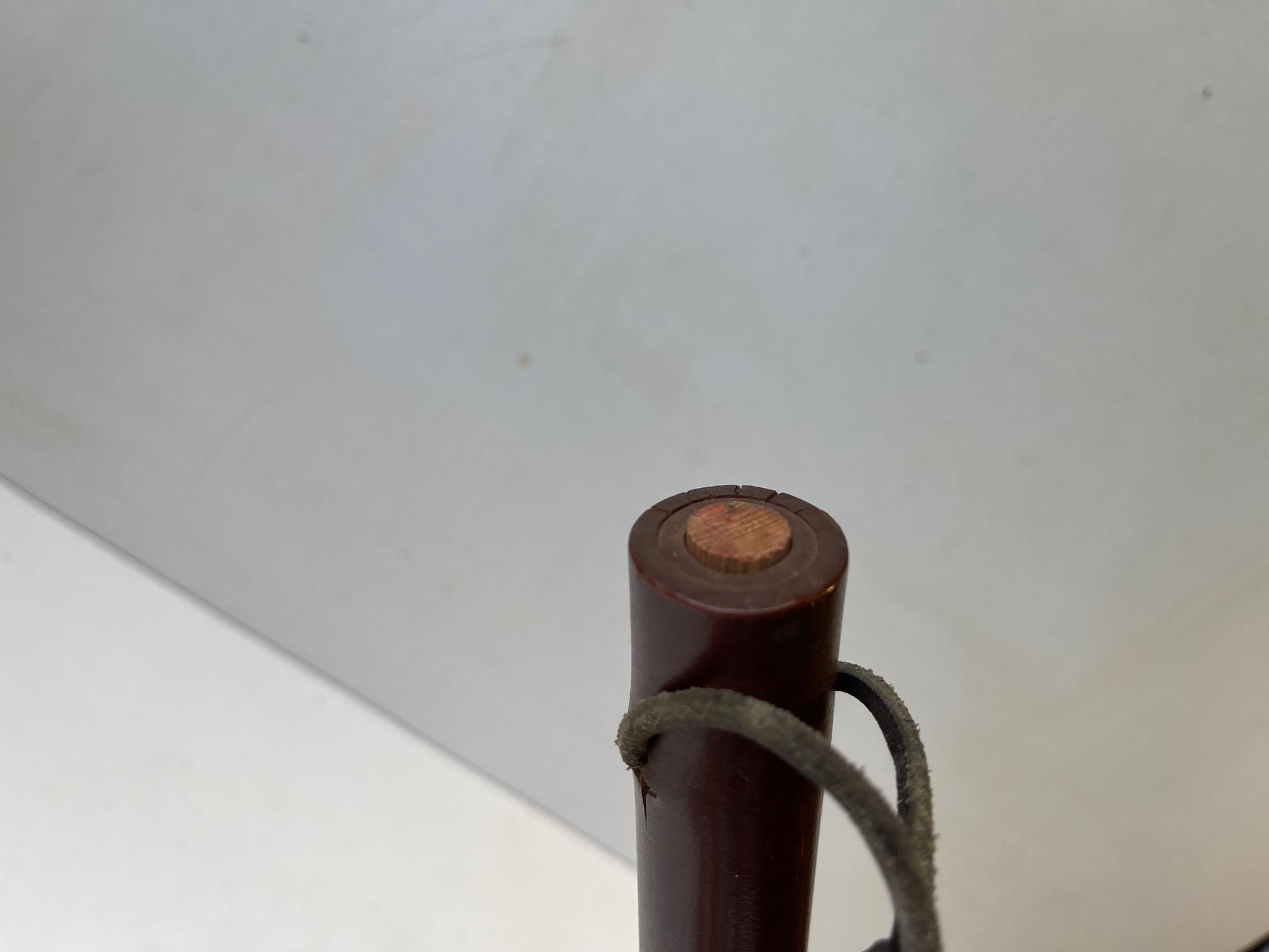 Authentischer dänischer Polizeiclub, der in den 1930er, 40er und 50er Jahren im Einsatz war. Er besteht aus einem dicken, gummiartigen Material und hat Korkstopper, die es ermöglichen, das Gewicht des Schlägers mit Sand oder Metallkugeln anzupassen.