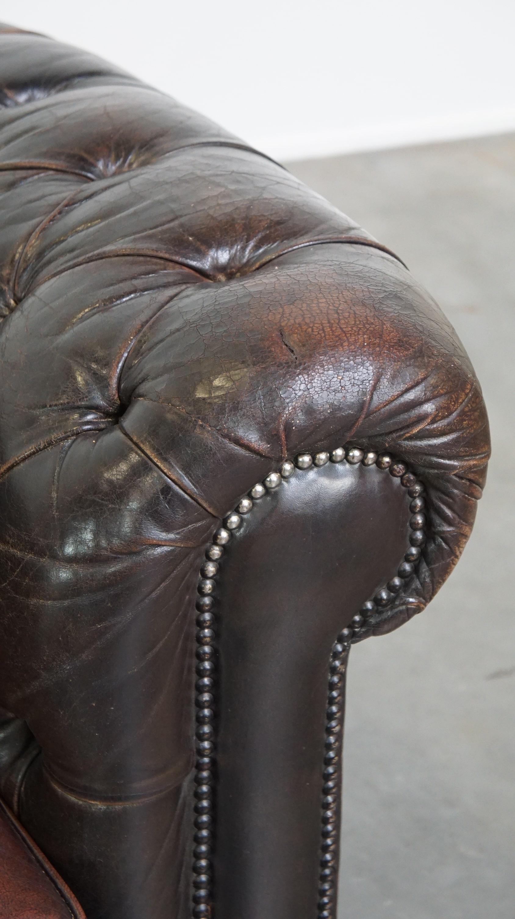 Ancien canapé Chesterfield 3 places en peau de vache brun foncé avec beaucoup de caractère en vente 4