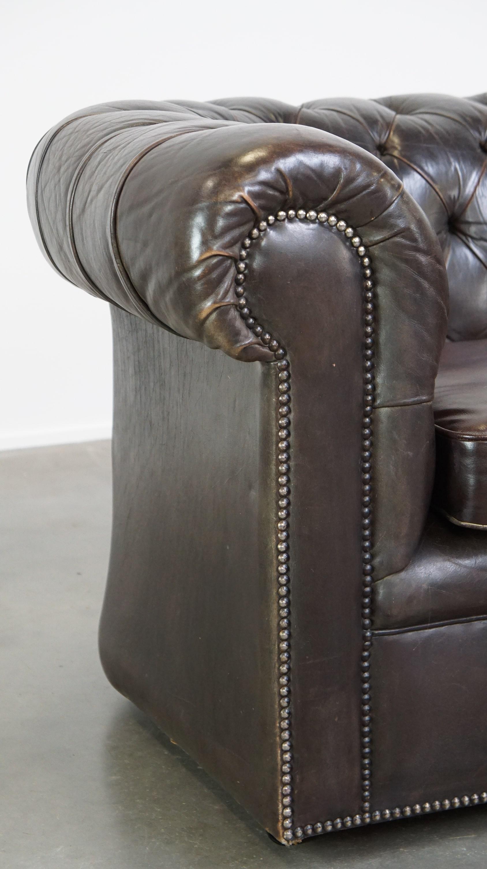 Ancien canapé Chesterfield 3 places en peau de vache brun foncé avec beaucoup de caractère en vente 6