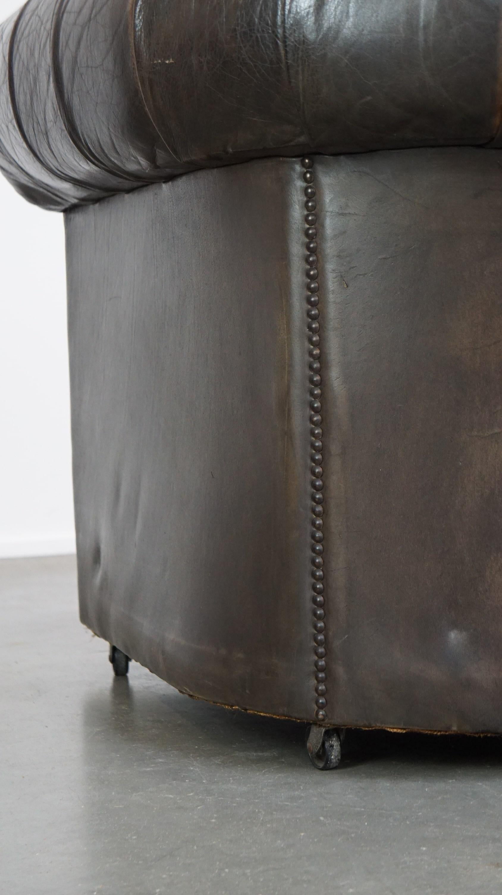 Ancien canapé Chesterfield 3 places en peau de vache brun foncé avec beaucoup de caractère en vente 7