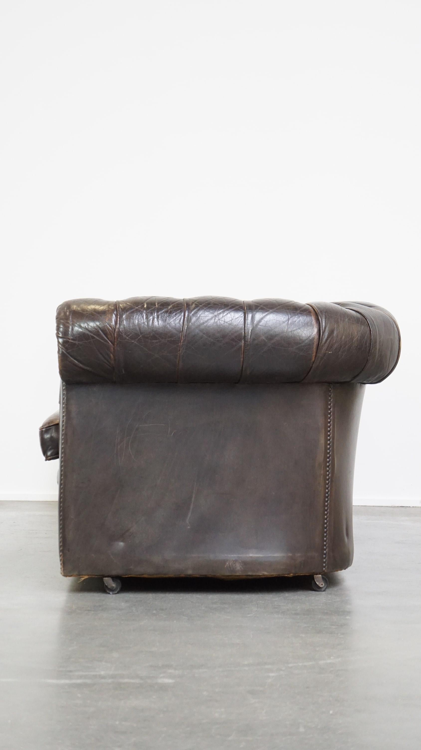 Fait main Ancien canapé Chesterfield 3 places en peau de vache brun foncé avec beaucoup de caractère en vente