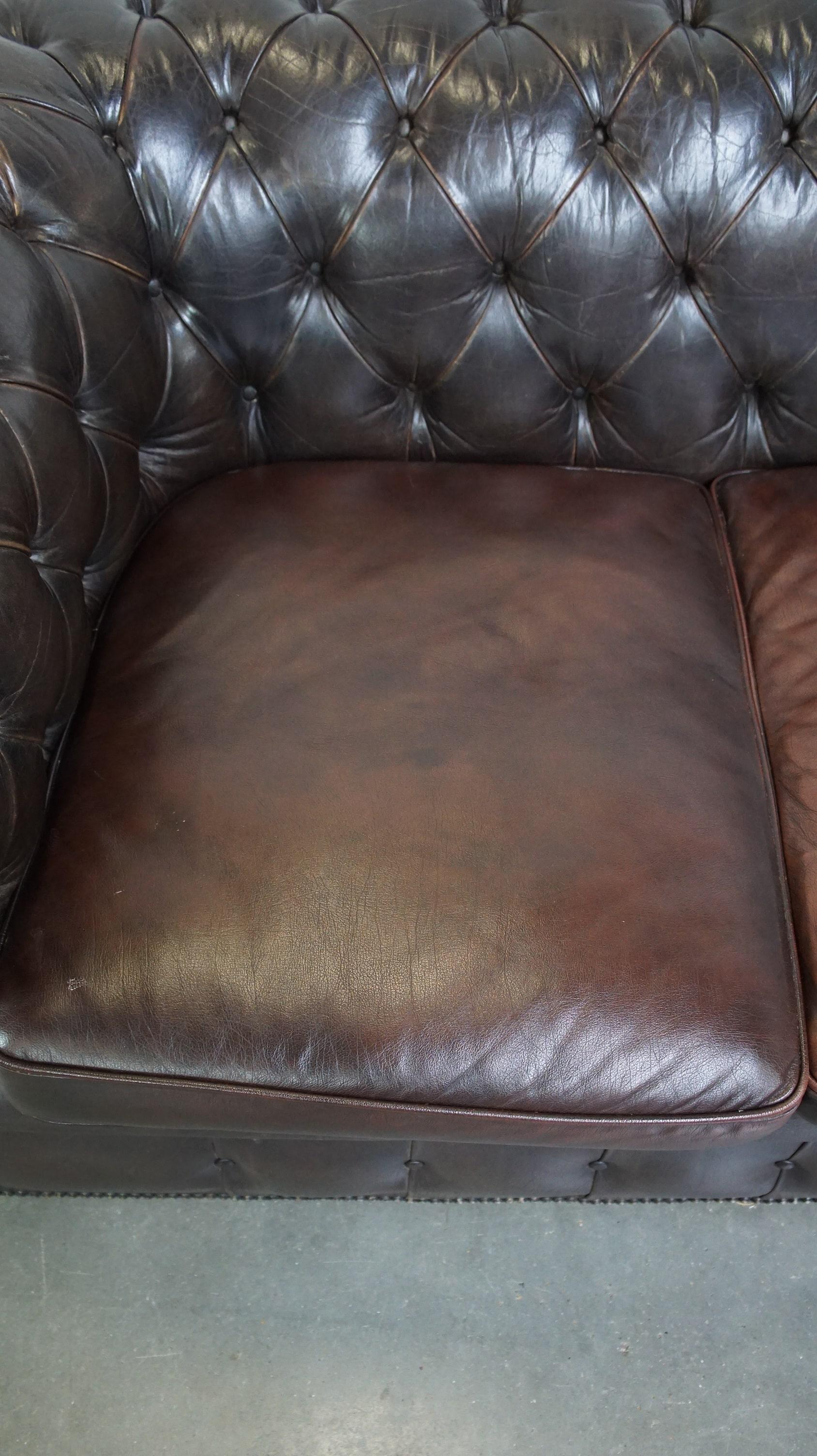 Ancien canapé Chesterfield 3 places en peau de vache brun foncé avec beaucoup de caractère État moyen - En vente à Harderwijk, NL