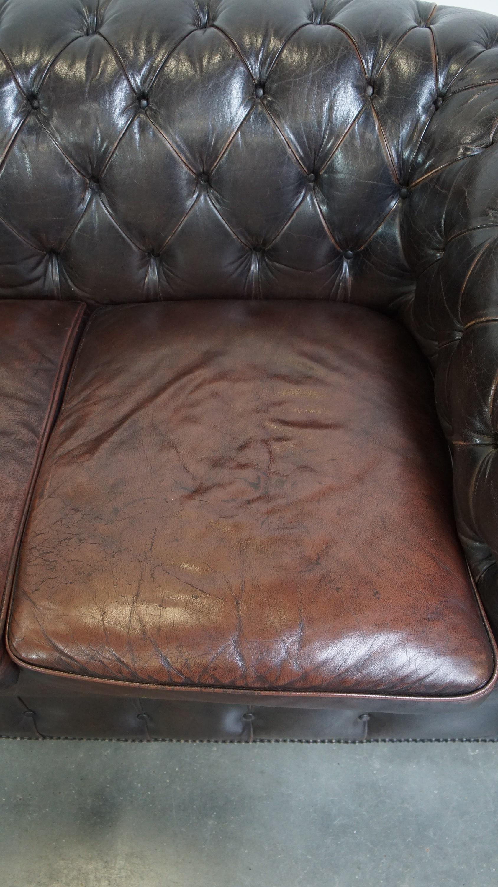 Cuir Ancien canapé Chesterfield 3 places en peau de vache brun foncé avec beaucoup de caractère en vente