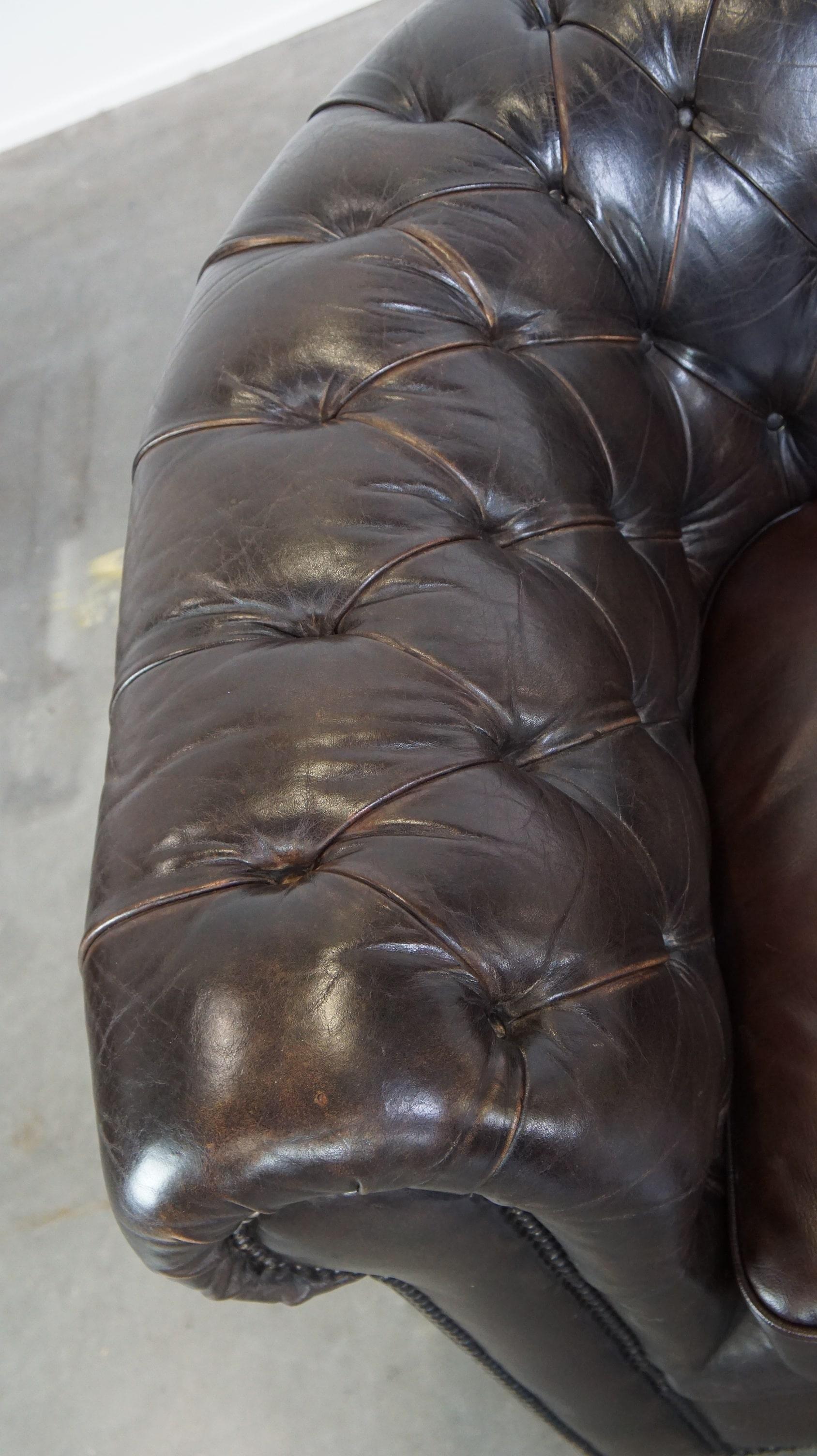 Ancien canapé Chesterfield 3 places en peau de vache brun foncé avec beaucoup de caractère en vente 1