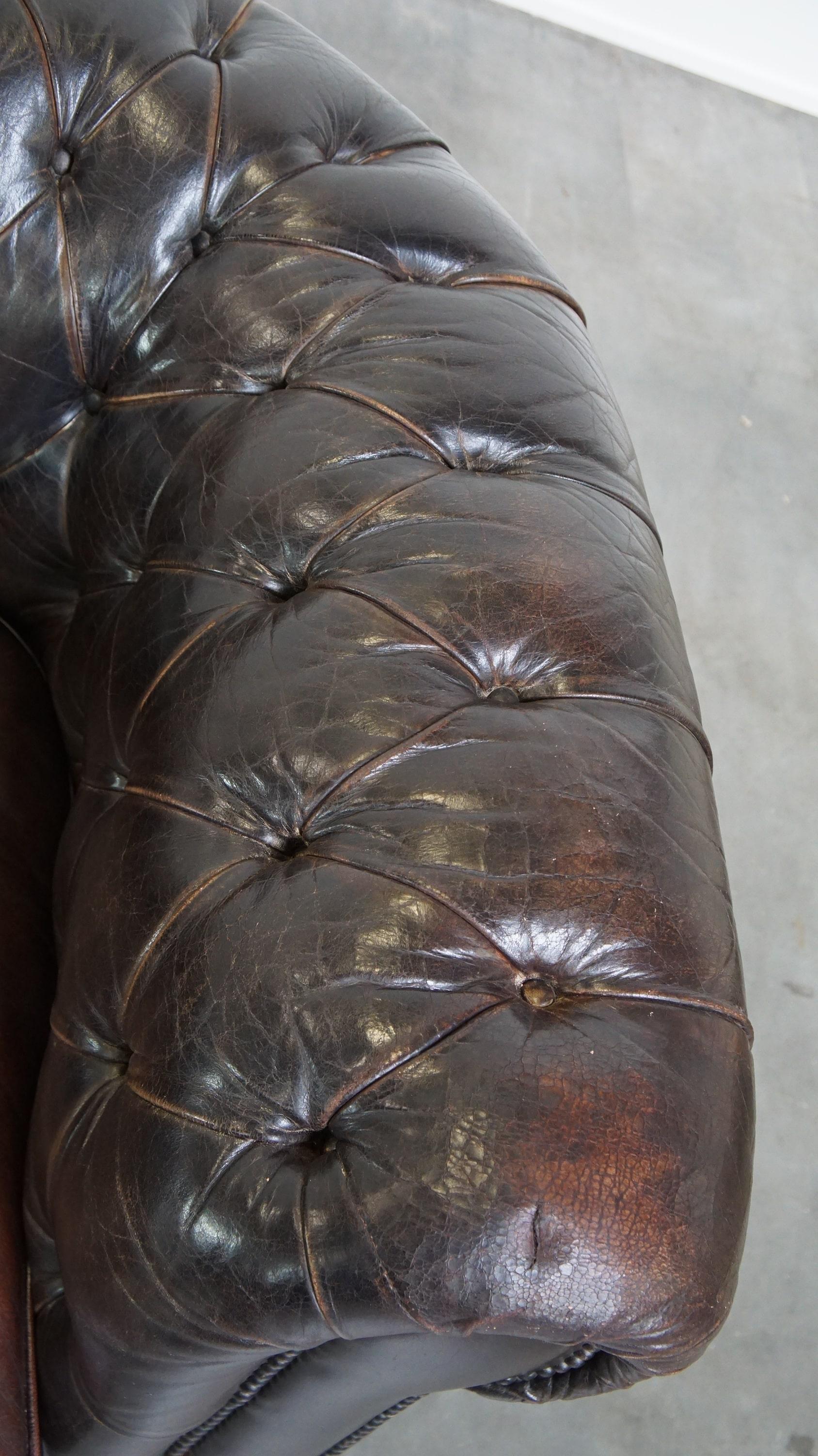 Ancien canapé Chesterfield 3 places en peau de vache brun foncé avec beaucoup de caractère en vente 2