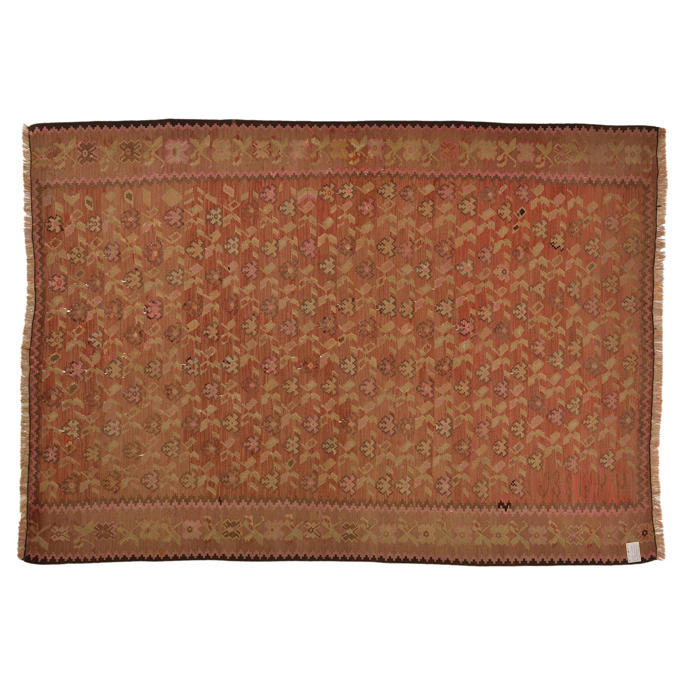 nr. 620 - Ancien kilim caucasien de Garabagh, signé et daté de 1938.  Très belle exécution, mais cadres réduits sur les deux collecteurs, d'où un prix réduit pratique. Il peut également être posé sur un canapé : élégant et résistant.
