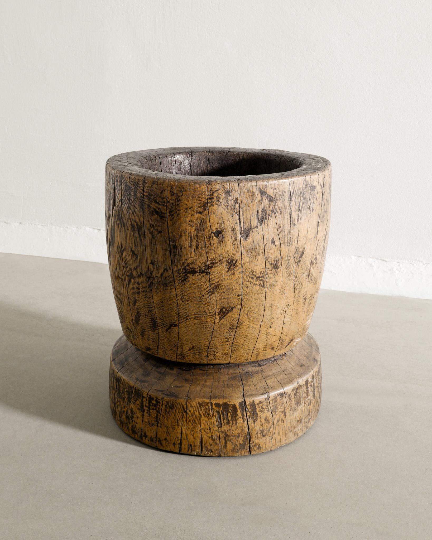 Old Decorative African Wabi Sabi Wooden Hand Carved Mortar Bowl, Early 1900s  In Good Condition For Sale In Stockholm, SE