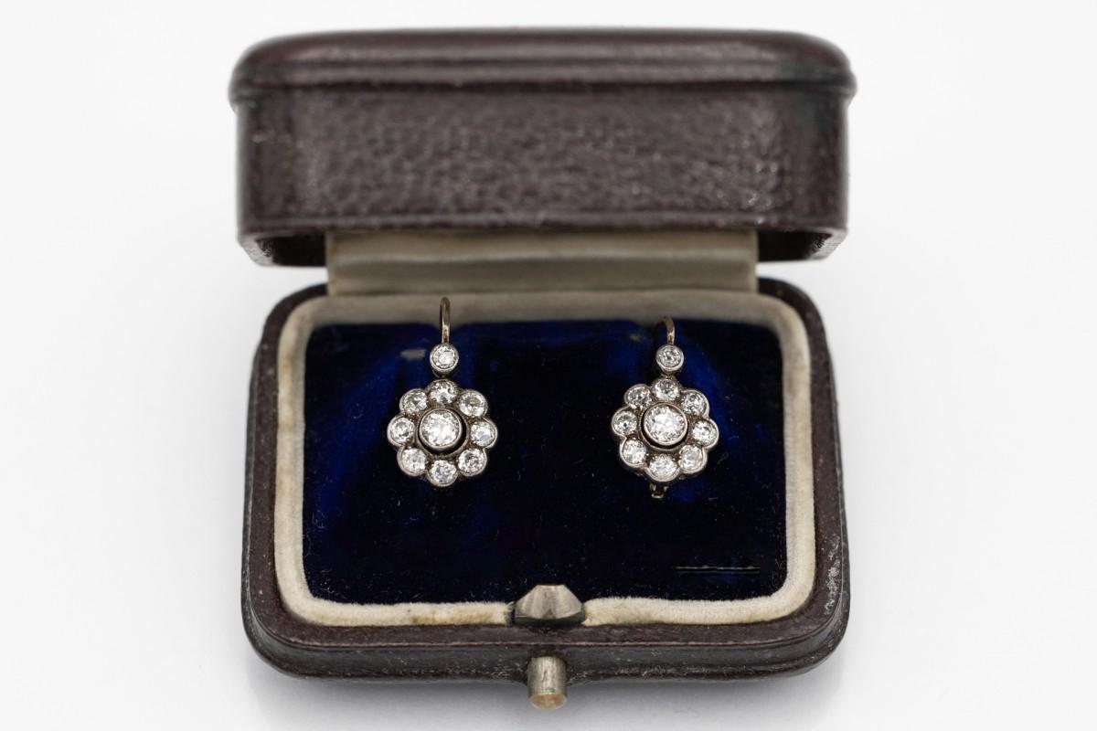 Antique diamond earrings in the form of flowers, made of yellow 14-carat gold with 950 silver elements.

Two main diamonds in an old brilliant cut, approx. 0.50 ct, color G-F and clarity SI1-SI2.

Additionally, 18 former brilliant-cut diamonds