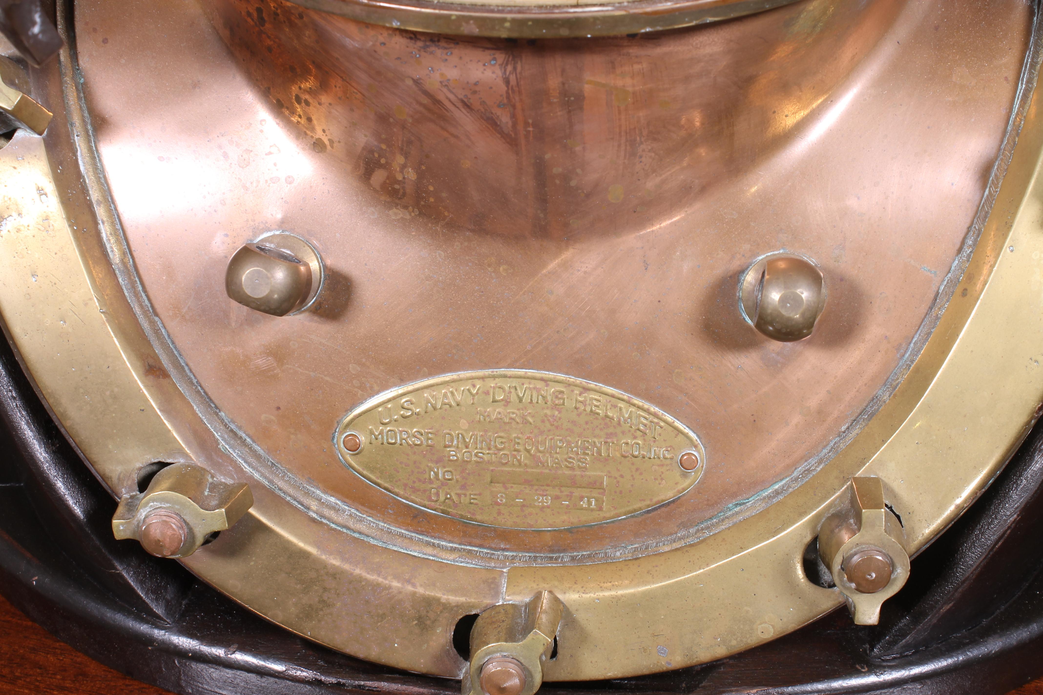 Elegant scuba mask with its wooden base

We can find the following inscriptions.
US Navy Diving Helmet
V Mark
Morse diving equipment Boston MA
1941

Delivery in Belgium, France and worldwide.
Visible in our showroom at 41Rue Henri