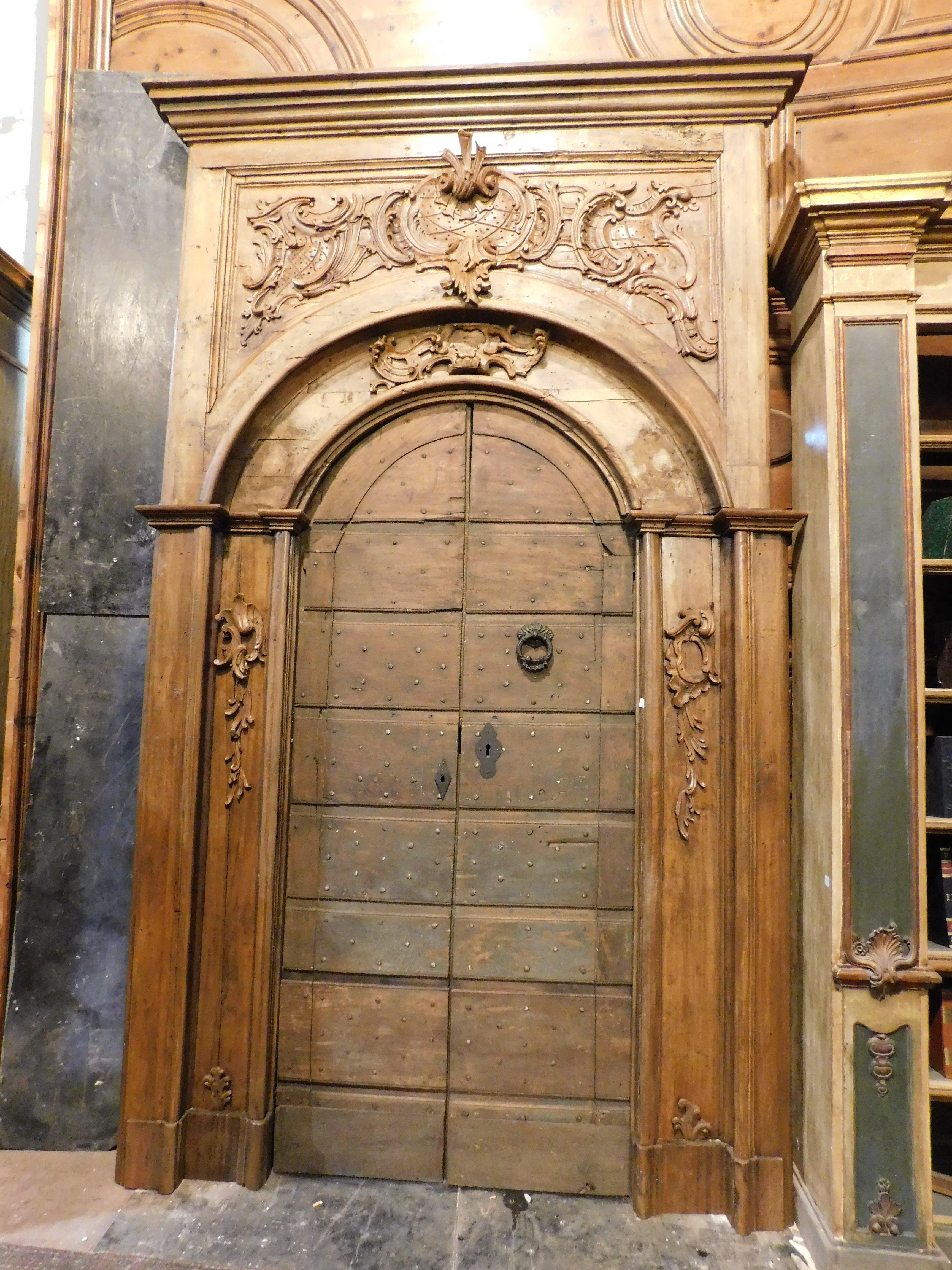 Ancient entrance door, main door in poplar, finished with nails, rustic and curved in the upper part, built in Italy in the 18th century, mounts wall hinges for push opening, currently located inside the beautiful portal in the photo, has dimensions