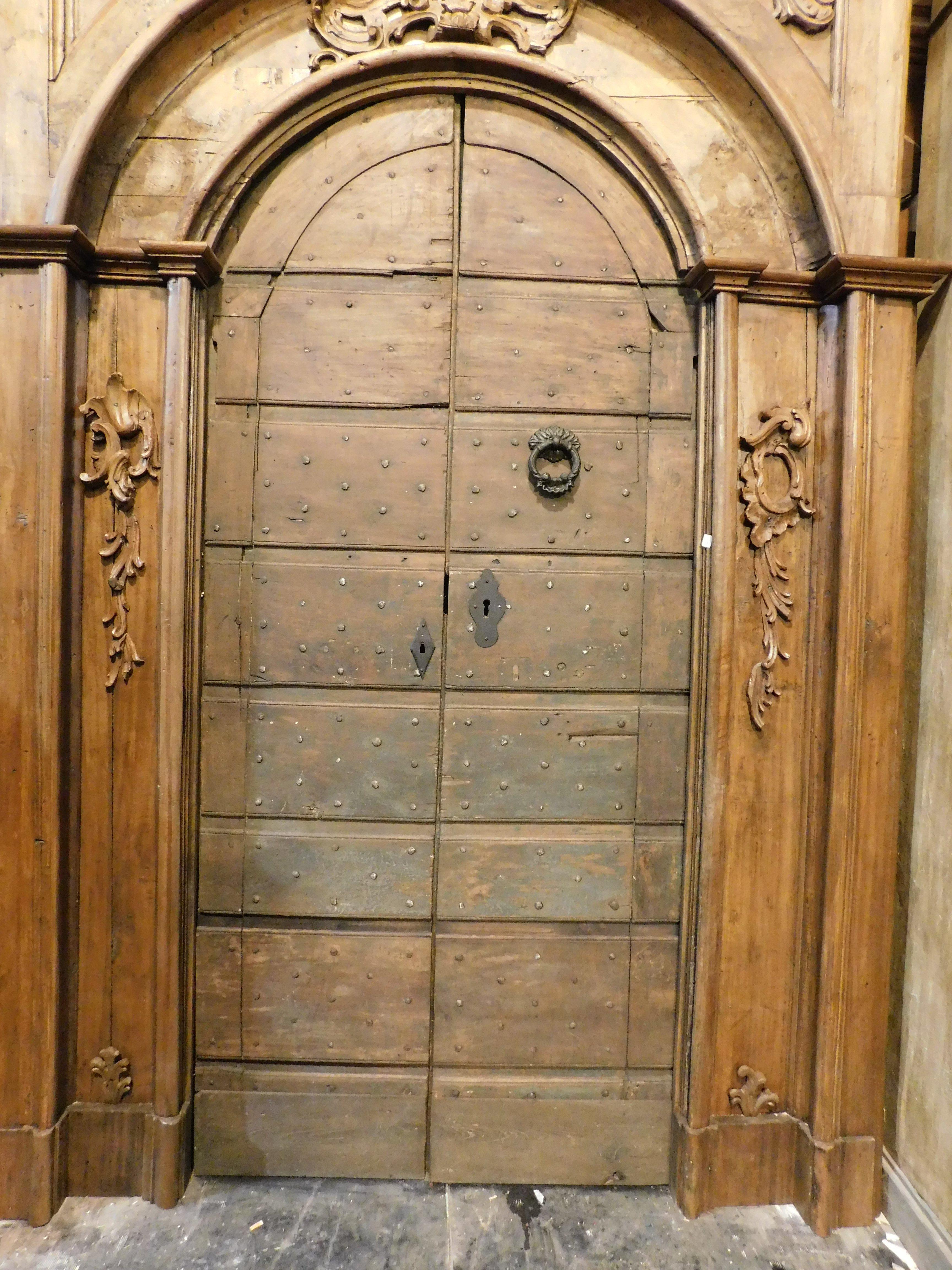Old door in poplar with nails, rustic and curtained, Italy In Good Condition For Sale In Cuneo, Italy (CN)