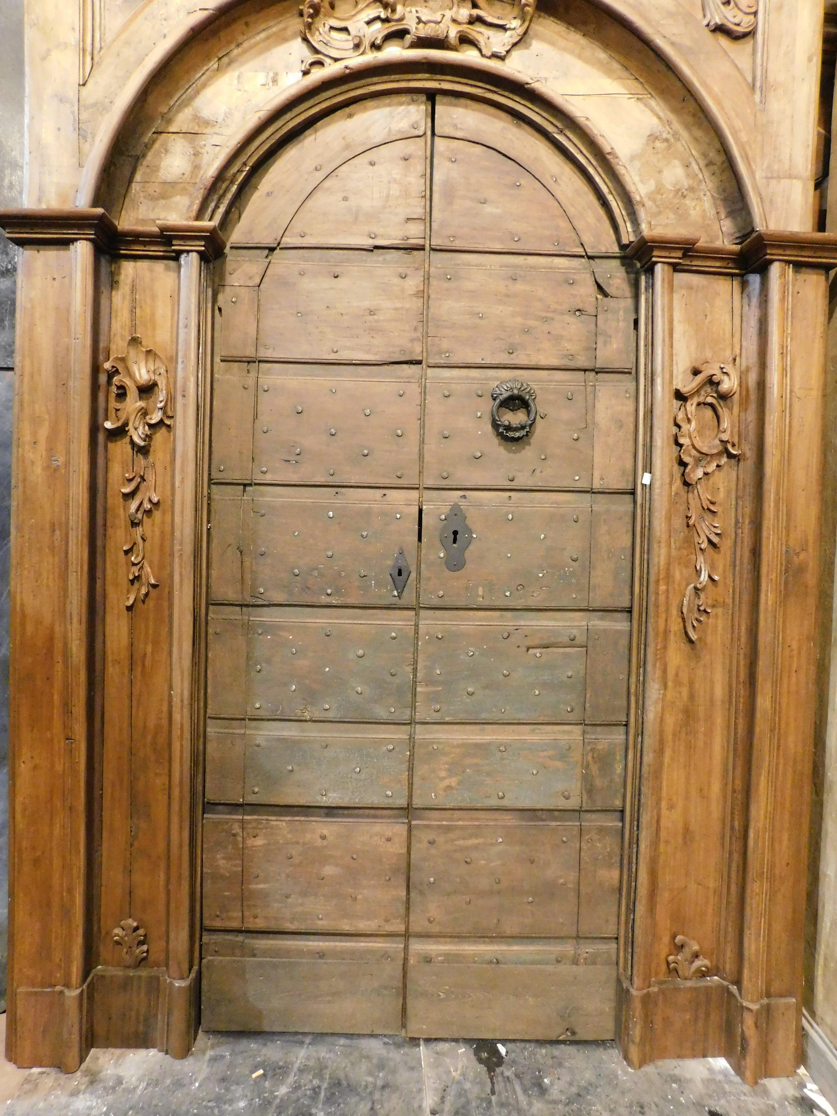 XVIIIe siècle et antérieur Vieille porte en peuplier avec clous, rustique et habillée, Italie en vente