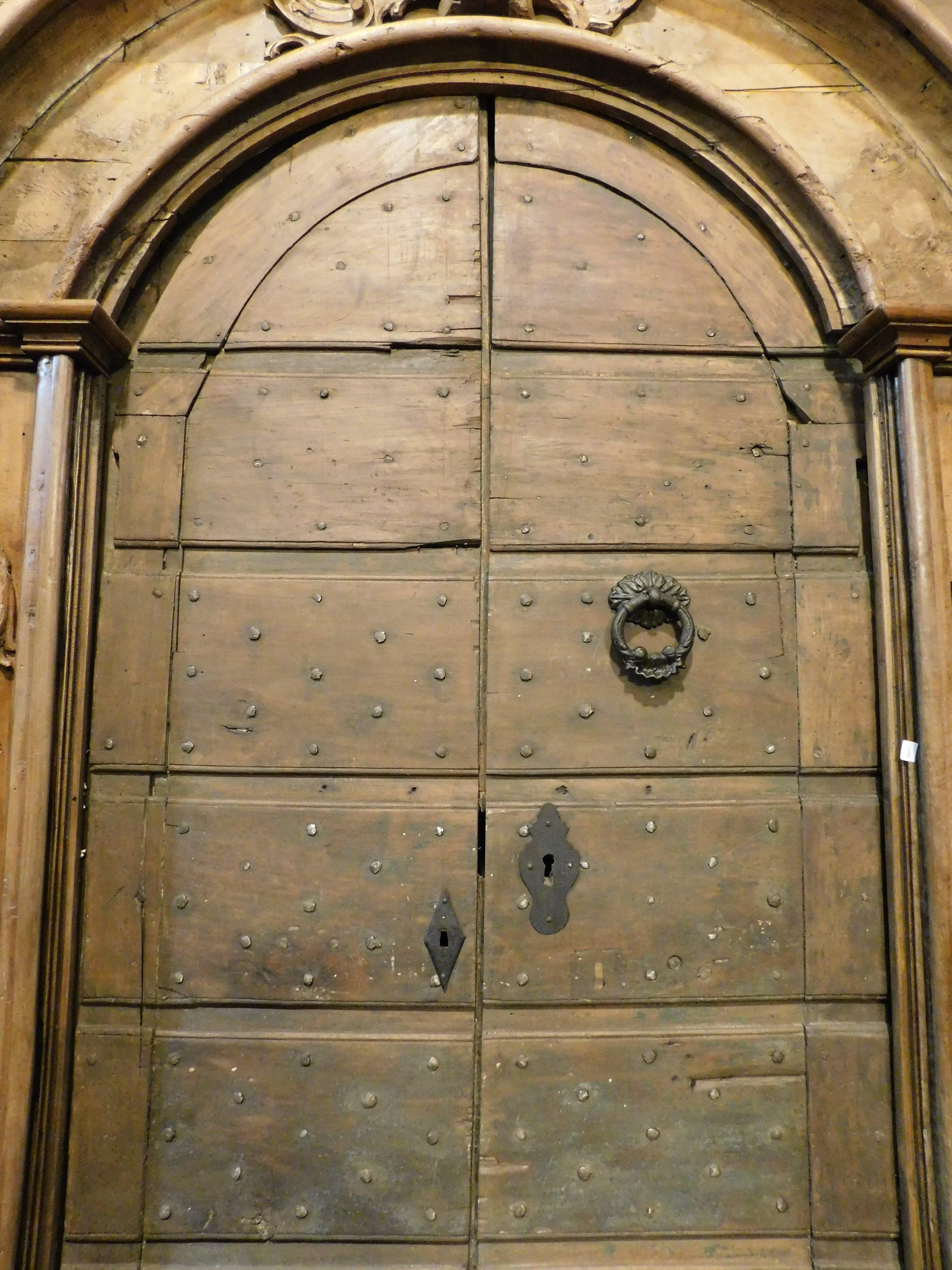 Alte Tür aus Pappelholz mit Nägeln, rustikal und mit Vorhang, Italien im Angebot 1