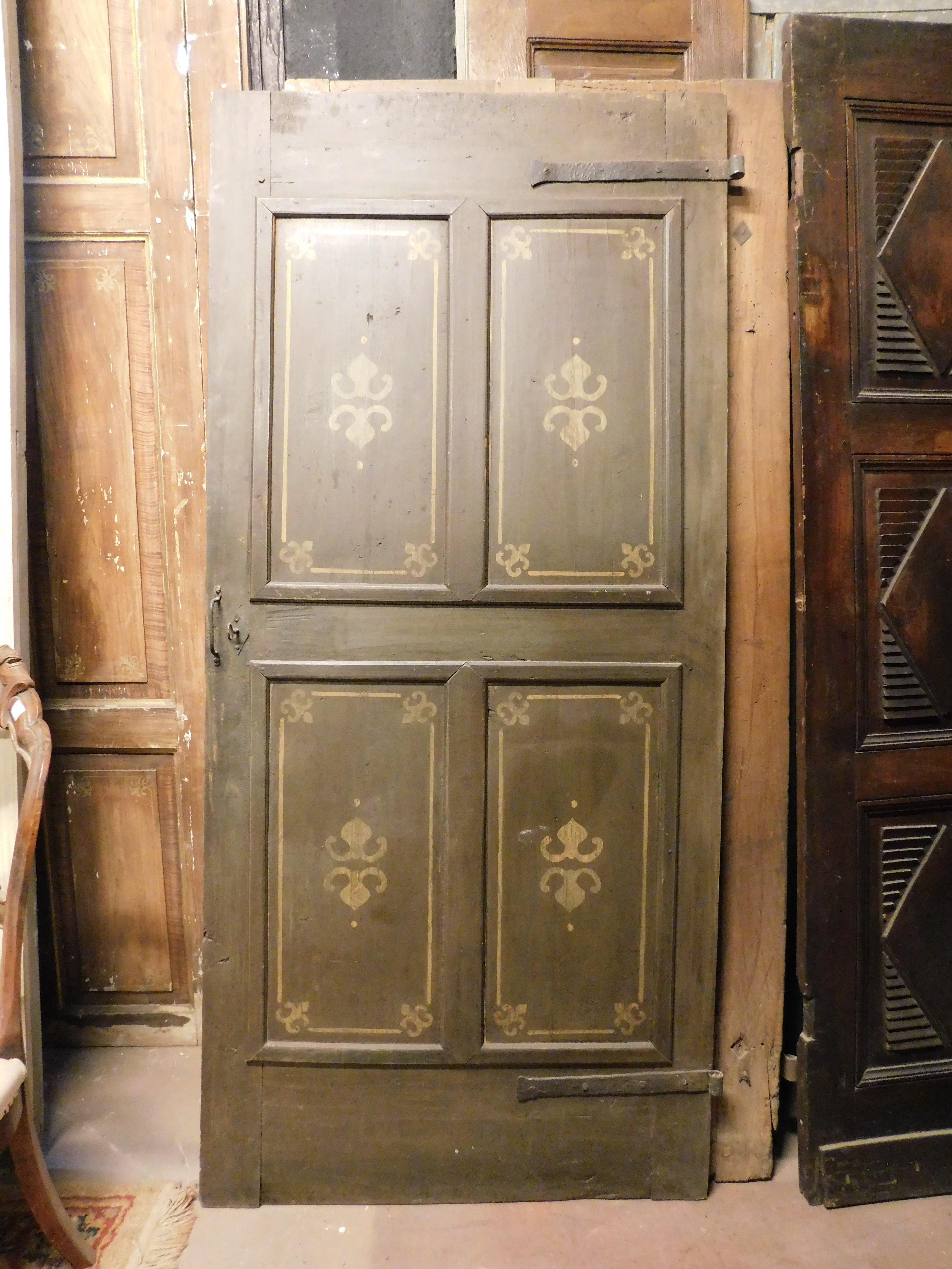Ancient solid wood door, 4 panels painted with yellow decorations on a dark green background, retains its original ironwork and beautiful patina, from the 19th century from Italy.
Ideal both as a door in an elegant historical context and as a