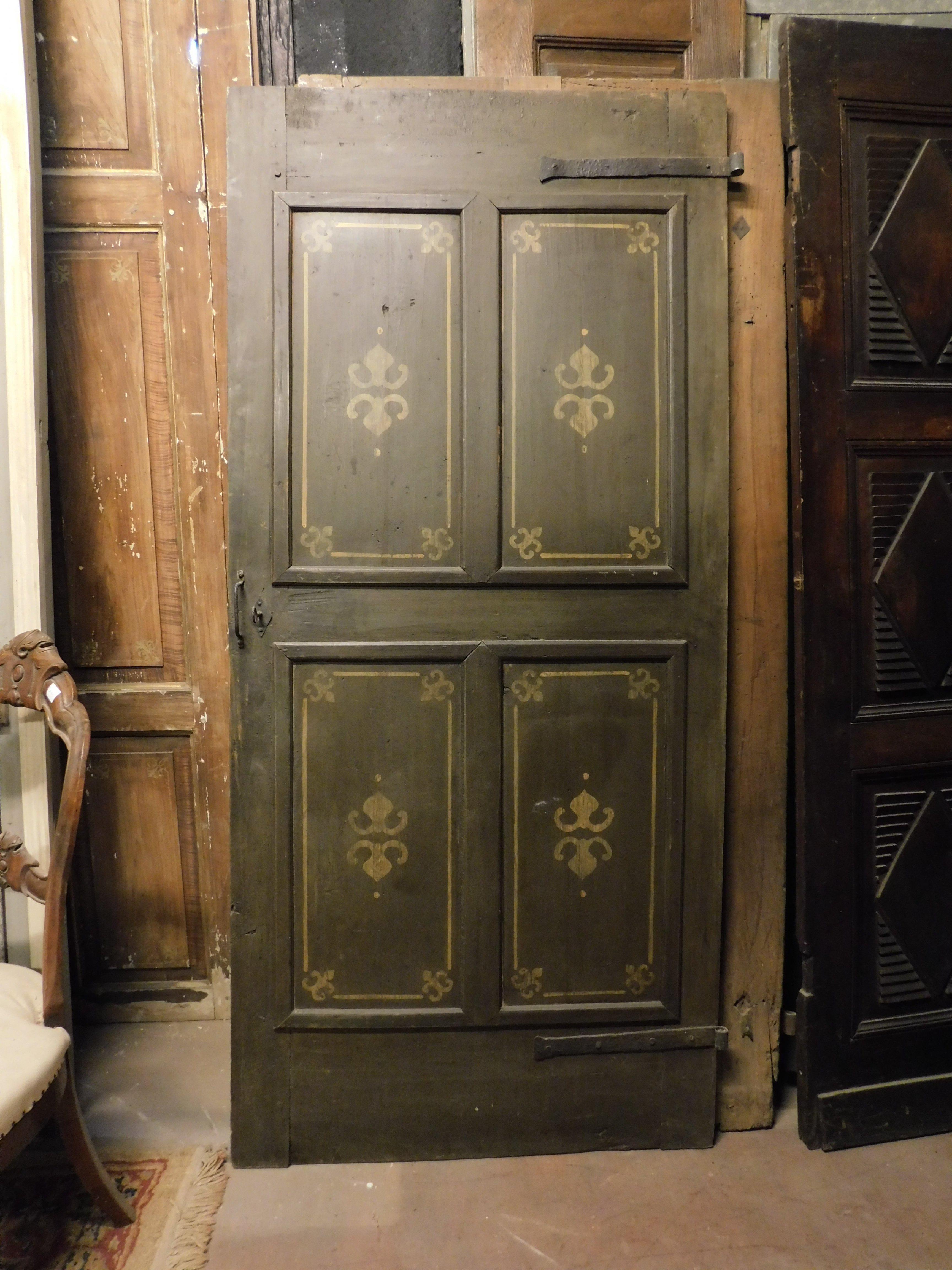 Old Door with 4 painted panels, yellow decorations on green background, Italy In Good Condition For Sale In Cuneo, Italy (CN)