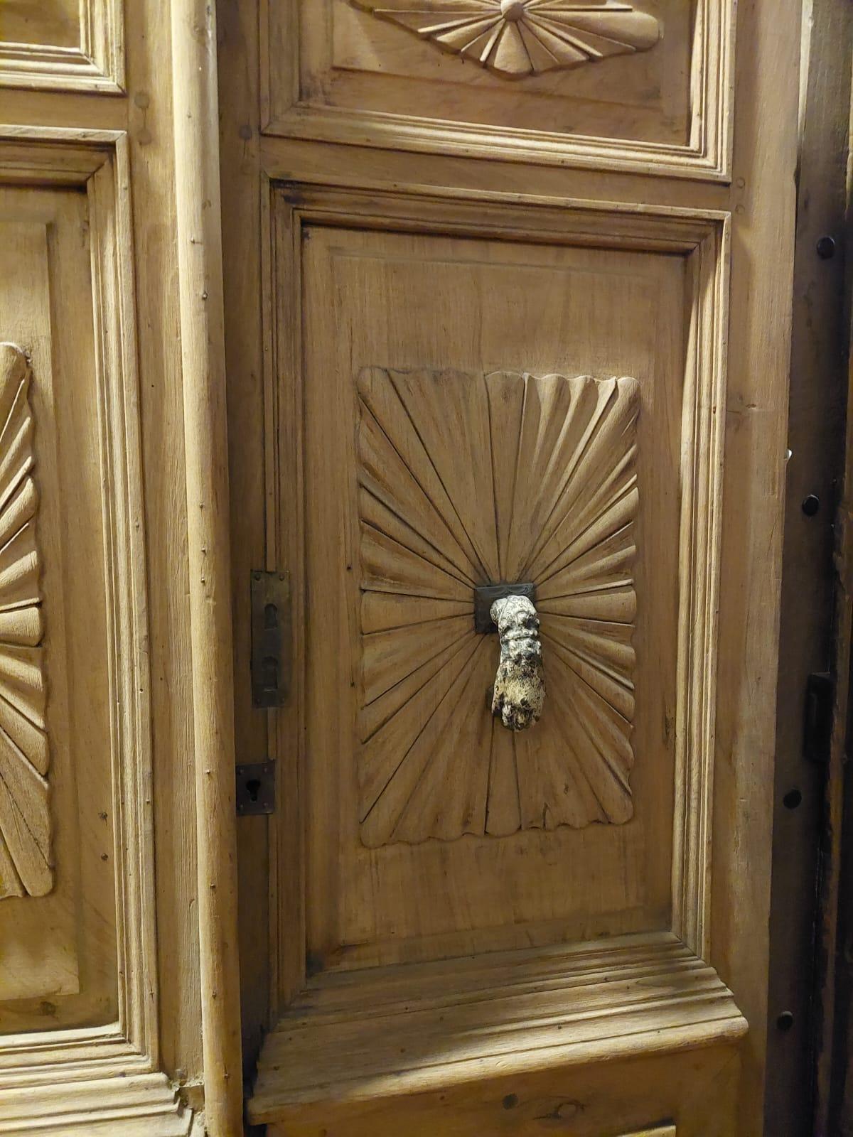 Old Double entrance door in poplar wood, carved with knocker, Italy In Good Condition For Sale In Cuneo, Italy (CN)
