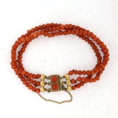 Braccialetto OLD DUTCH con tre file di perline di corallo e chiusura in oro 14k, 9,7 grammi