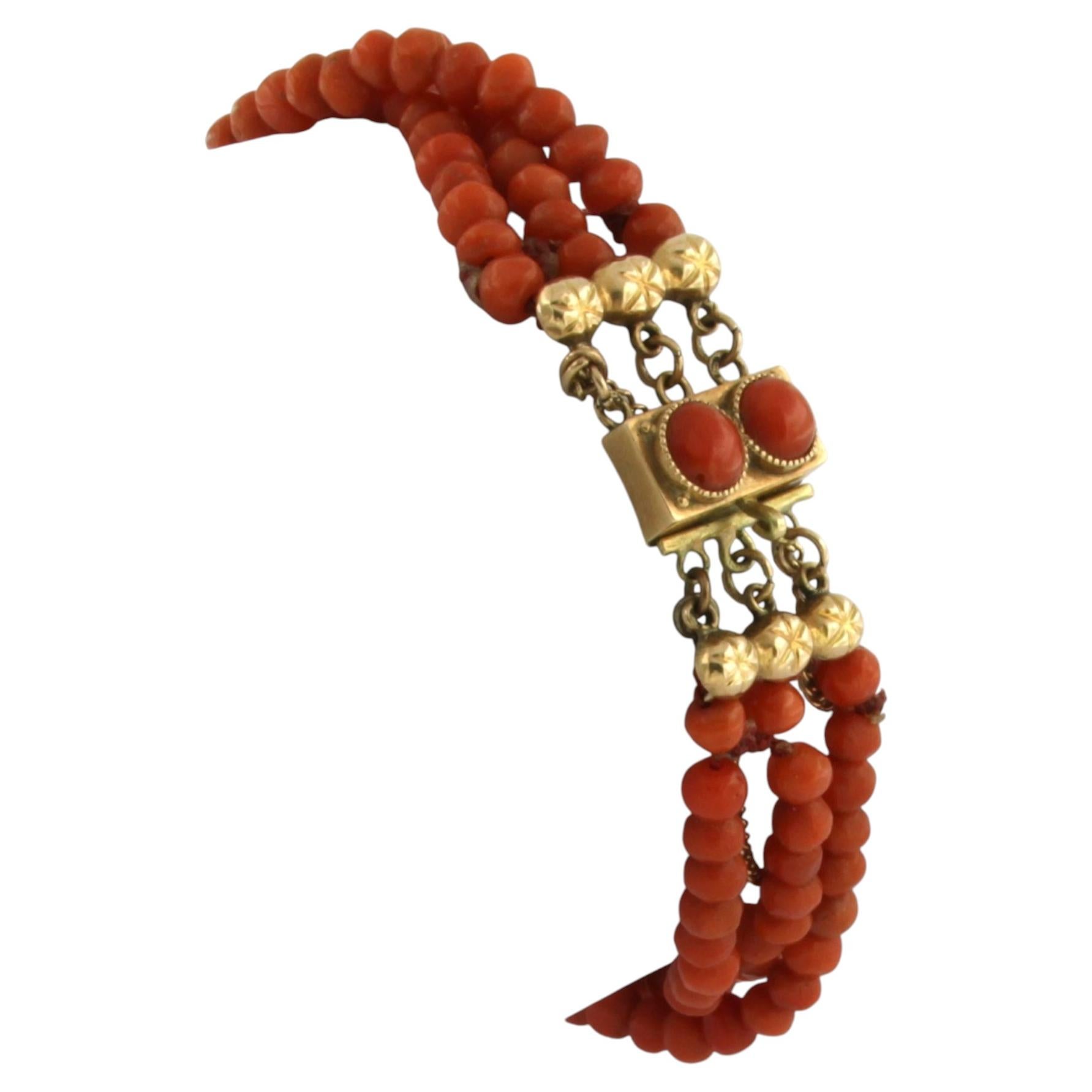 Pulsera OLD DUTCH con tres filas de cuentas de coral y un cierre de oro de 14k. 9,7 gramos