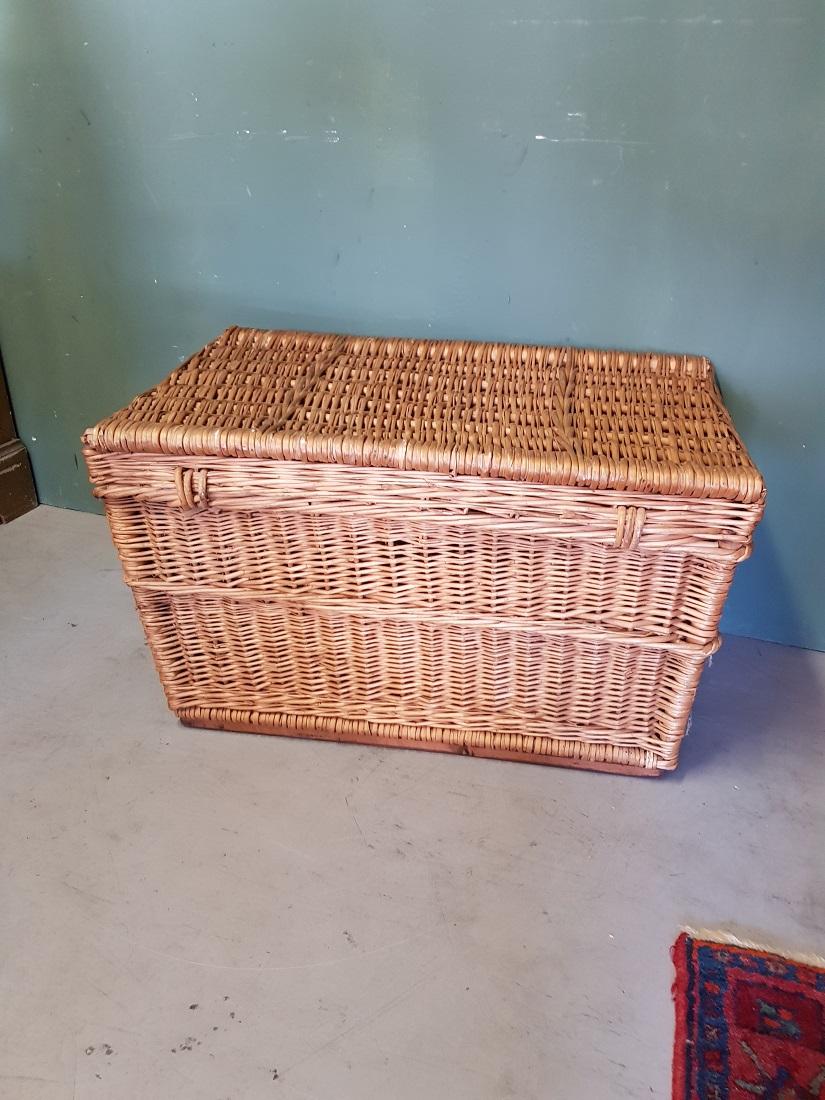 Old Dutch Wicker Basket Made by N.R.M. Den Uijl Hilversum, from 1950s-1960s For Sale 2