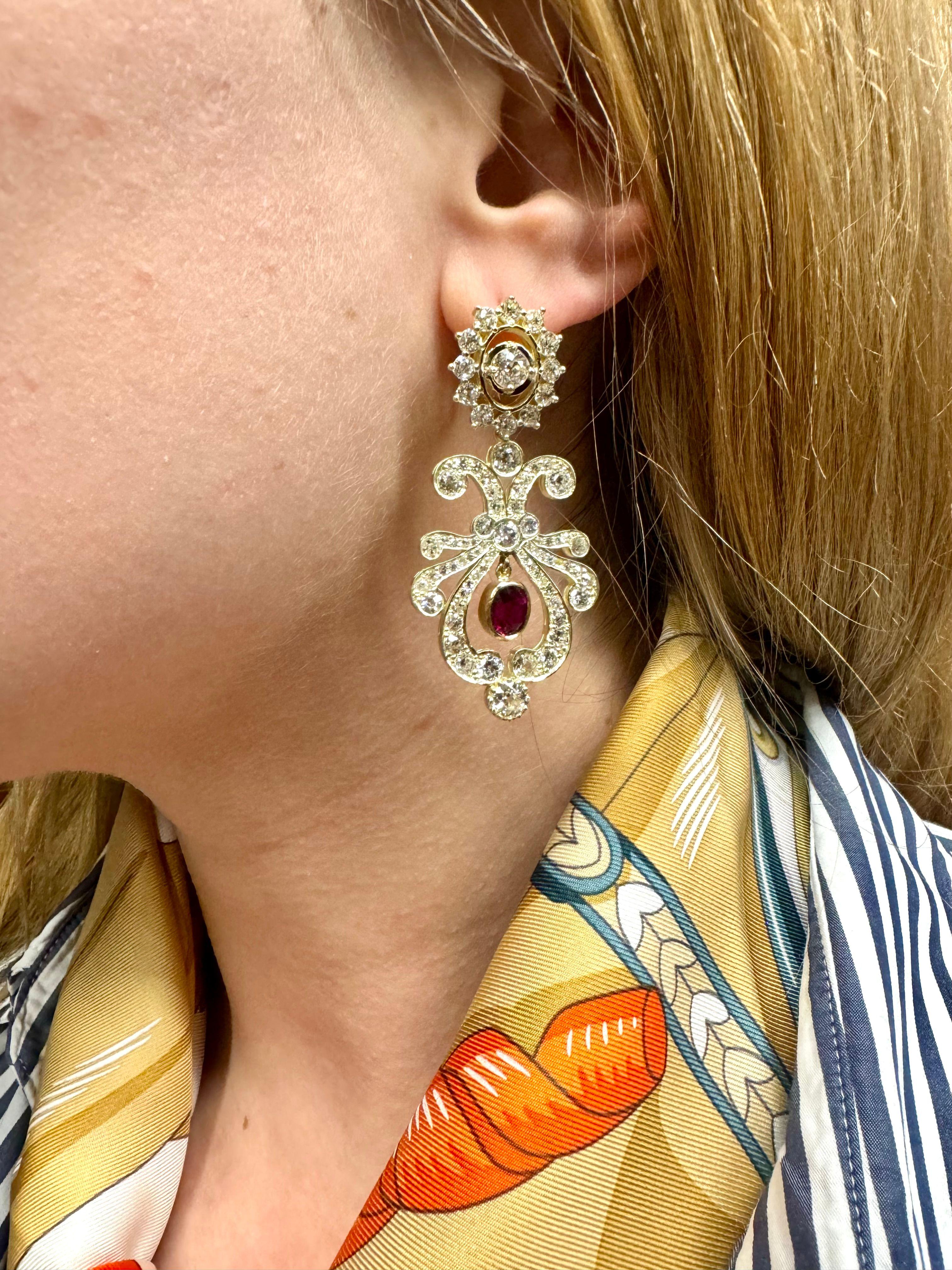 Vintage-Ohrringe mit natürlichen Rubinen und Diamanten, aus Russland aus dem XX Jahrhundert.

Zwei Rubine mit einem Gesamtgewicht von 2,40ct im ovalen Facettenschliff. Rot, lebhafte Farbe. Keine Anzeichen einer Erwärmung.

Gesamtgewicht des