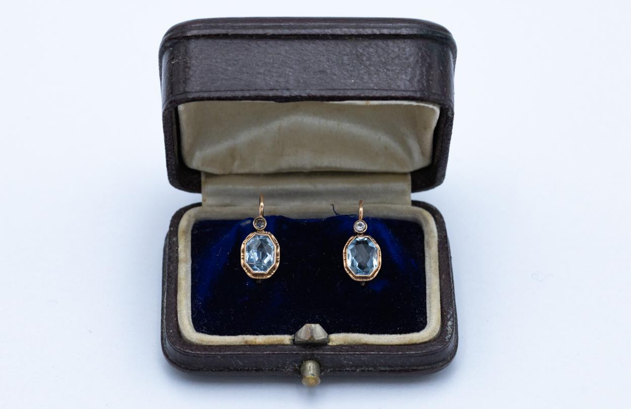 Old gold earrings with diamonds and synthetic spinels

Origin: Austria-Hungary, early 20th century

Earrings made of 0.585 yellow gold, studded with synthetic spinels in a beautiful blue color, topped with small diamond rosettes

The technique of