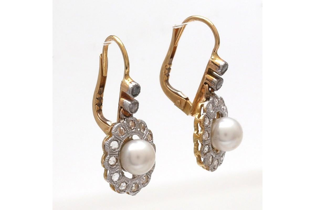 Antique gold earrings made of 18-carat yellow gold.

Set with diamonds in old rose cut diamonds and cultured pearls

Origin: Western Europe, around 1900.

Length: 2.5 cm

Product weight: 3.5g

A jewelry certificate is included with the